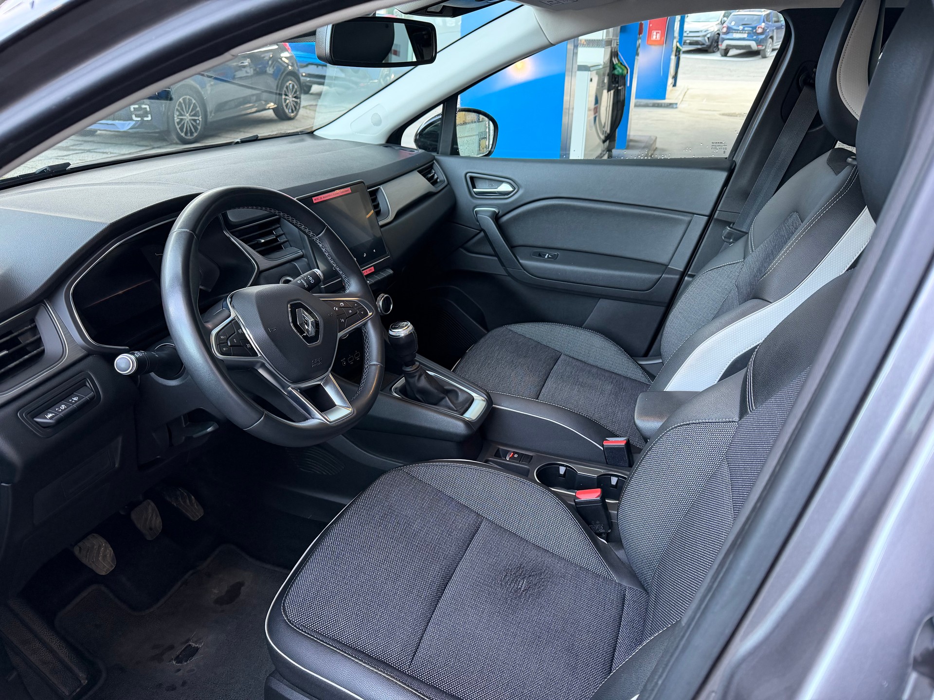 RENAULT Captur 1.3 TCe Intens-image-5