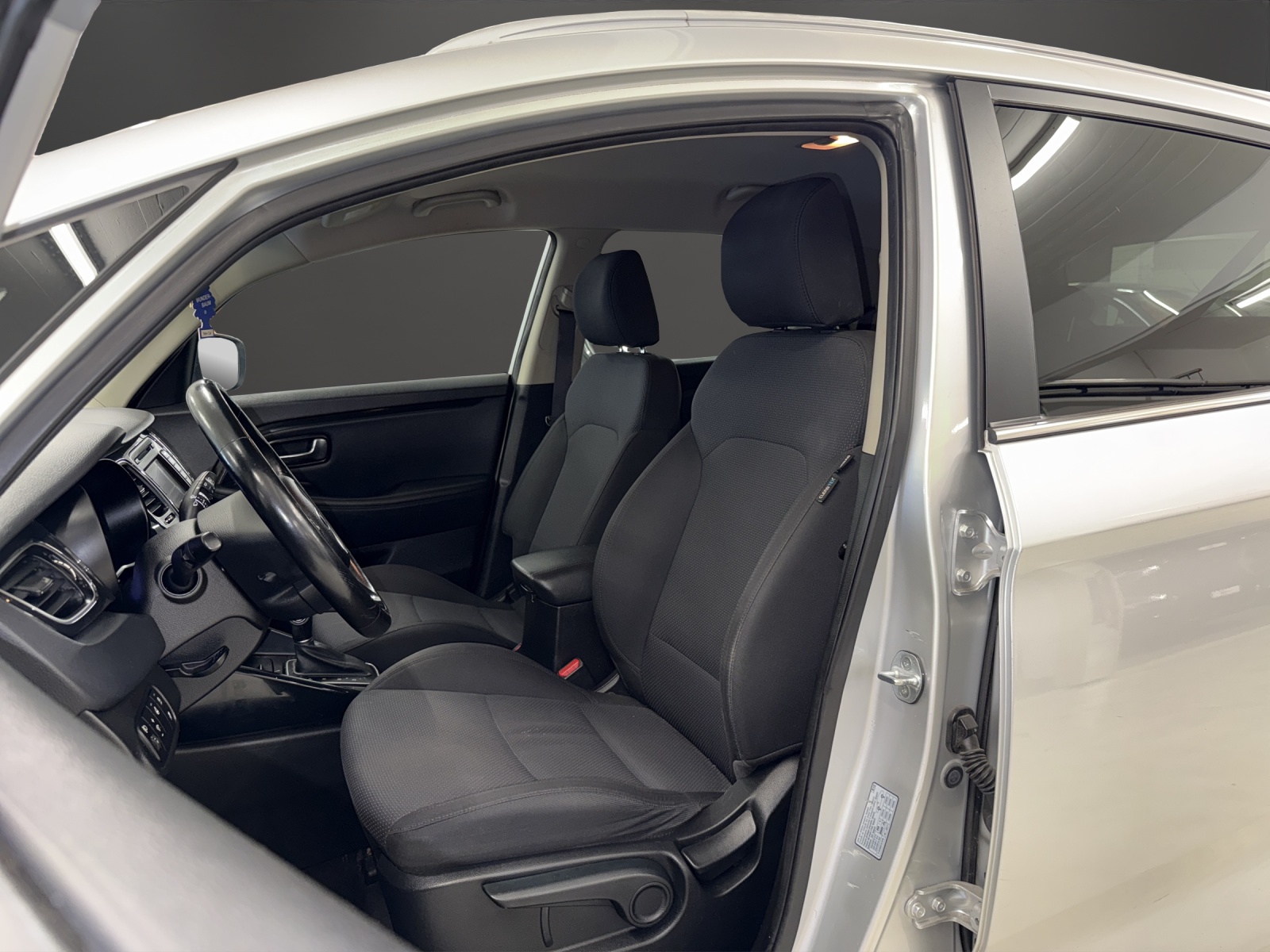 KIA Carens 1.7 CRDi Trend DCT-image-6