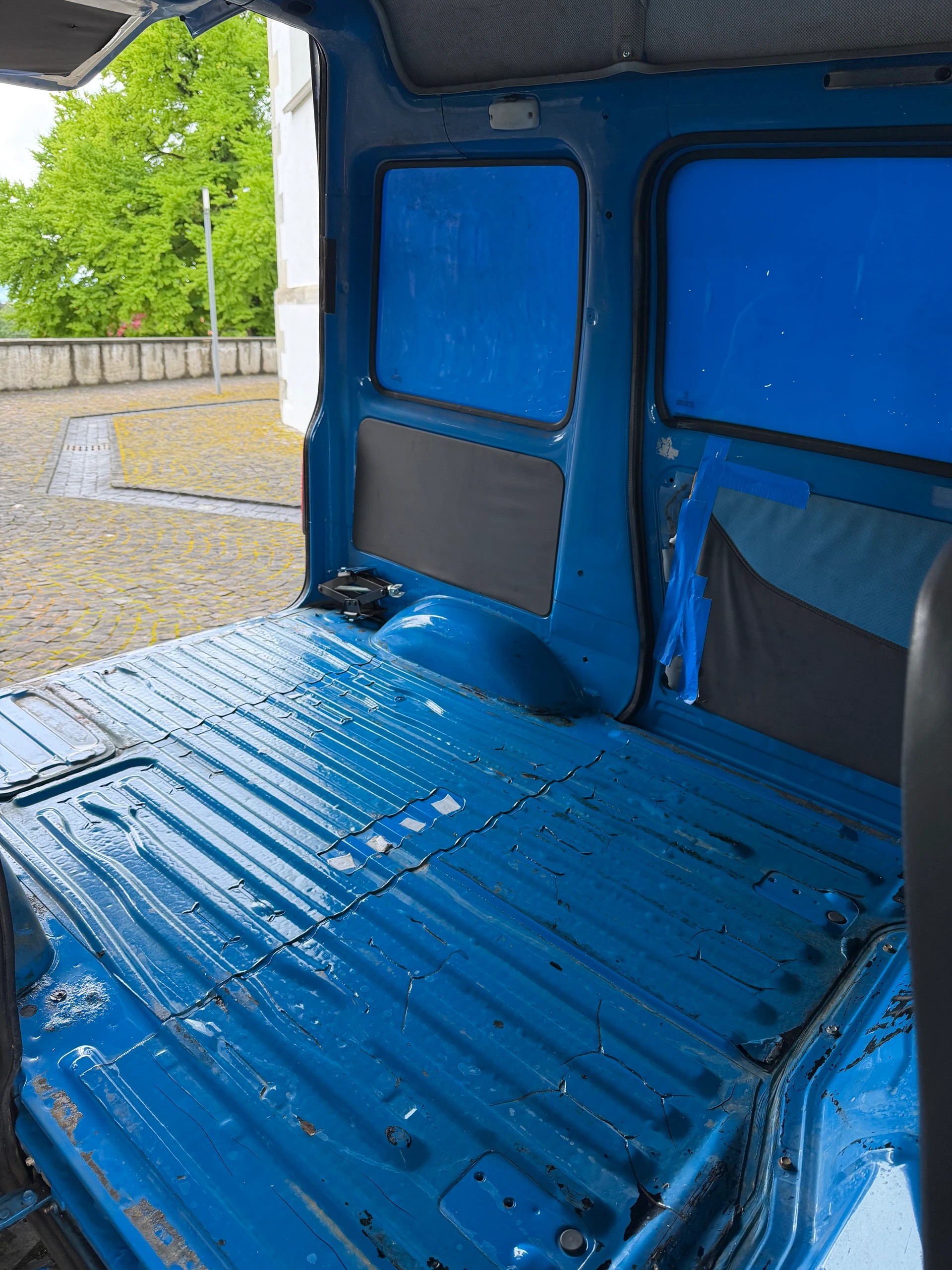 VW PIAGGIO Porter 1.3 Umo 4x4 / Kasten / 1 Hand / CH-Fahrzeug / Schiebetür links & rechts-image-11