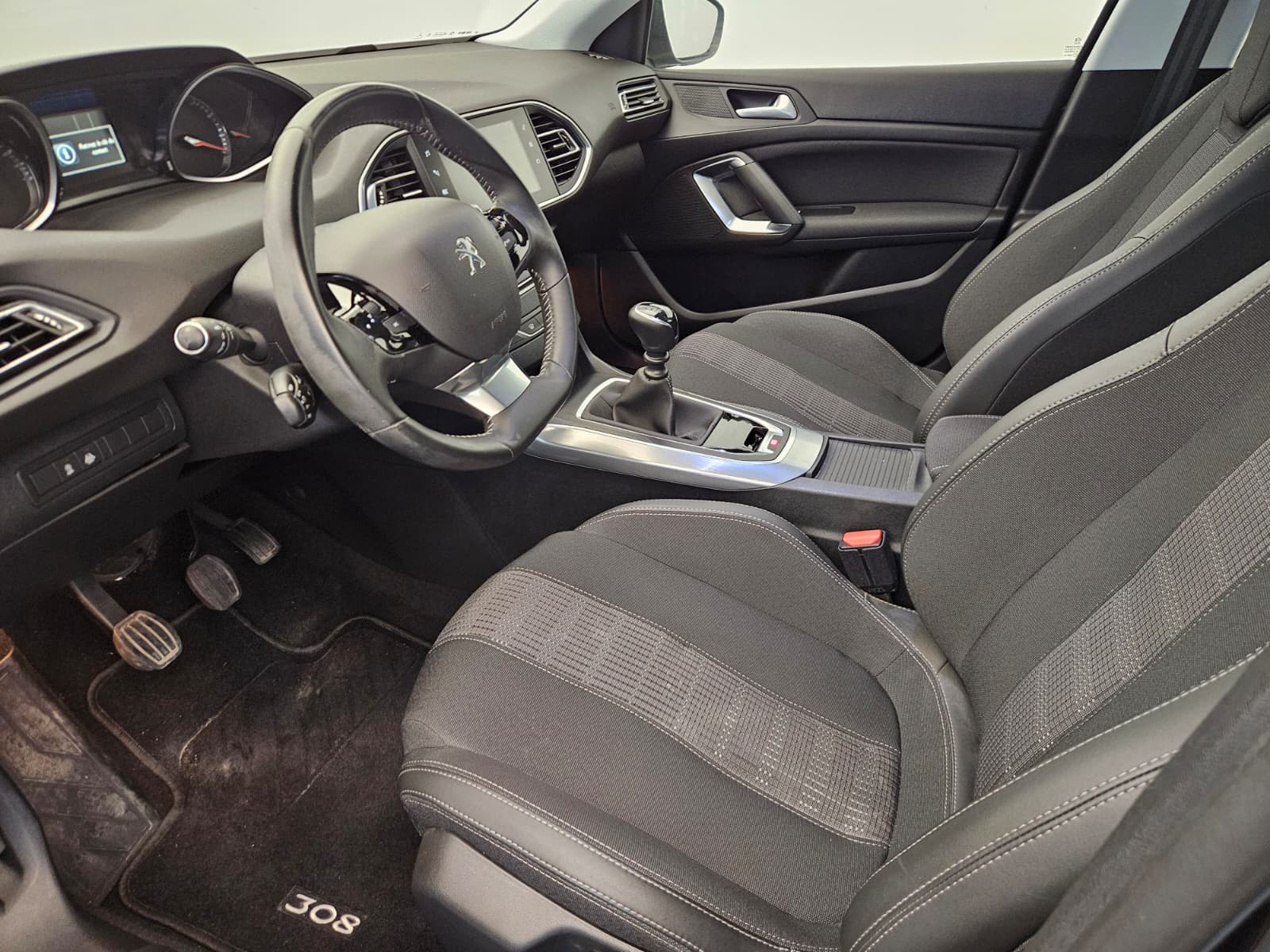 PEUGEOT 308 1.2 Pure Tech Allure-image-9