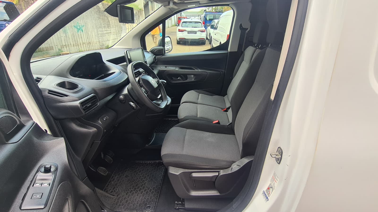 PEUGEOT Partner 1.5 Blue HDi s/s Asphalt 1000kg ** 130 PS ** 3-Plätzer ** RF-Kamera ** Anh-Kupplung ** Frisch Ab MFK & Service ** **-image-17