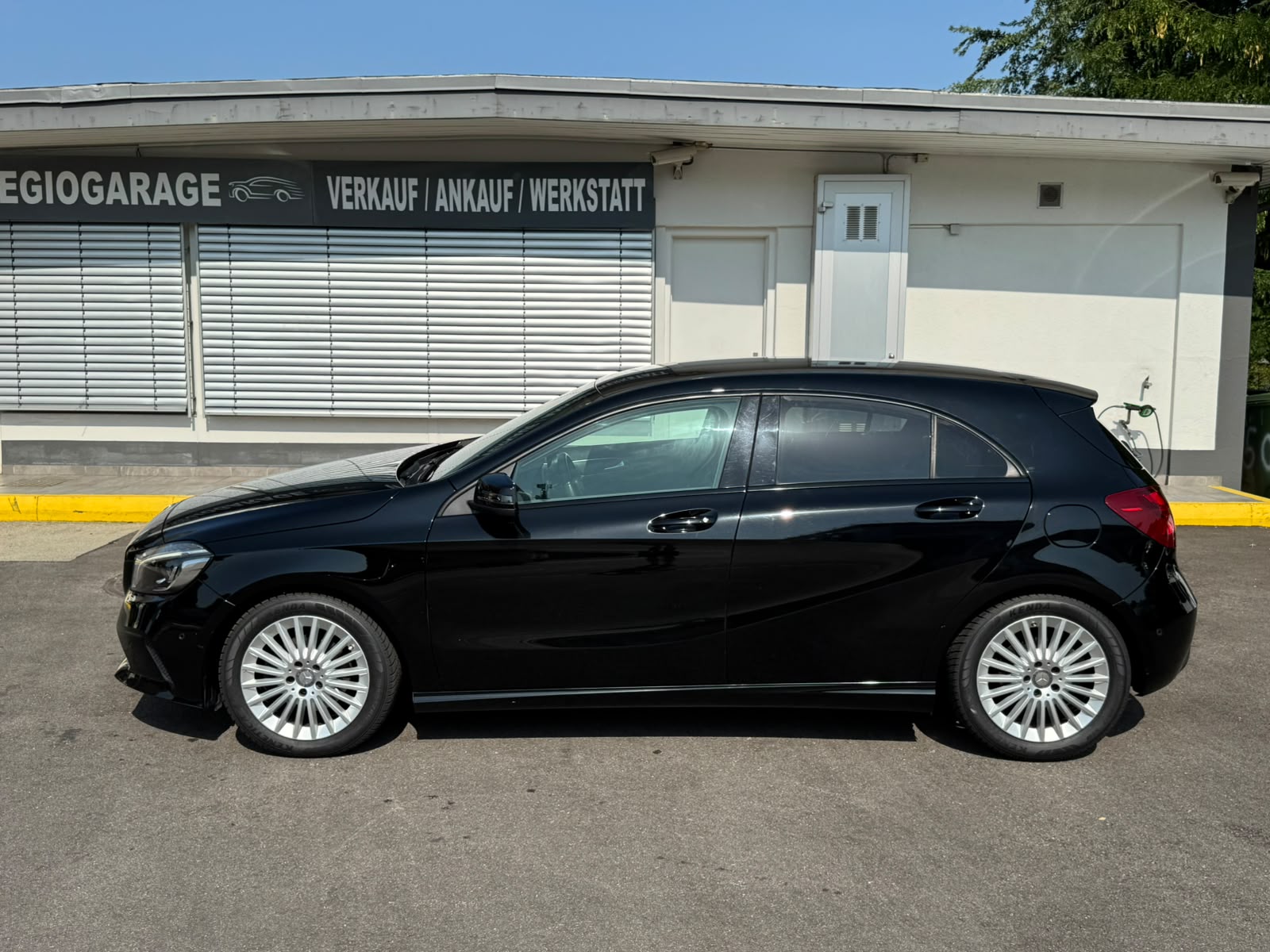 MERCEDES-BENZ A 200 Night Star 7G-DCT-image-1