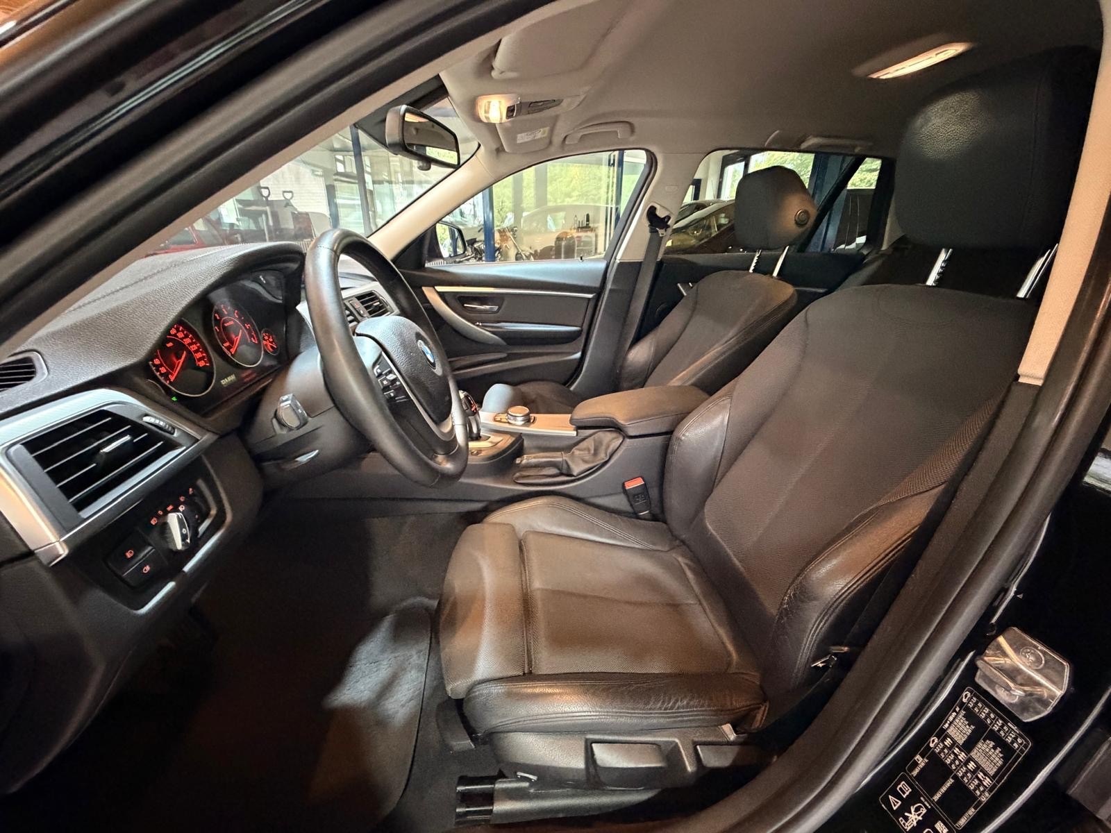 BMW 320d Touring xDrive-image-3