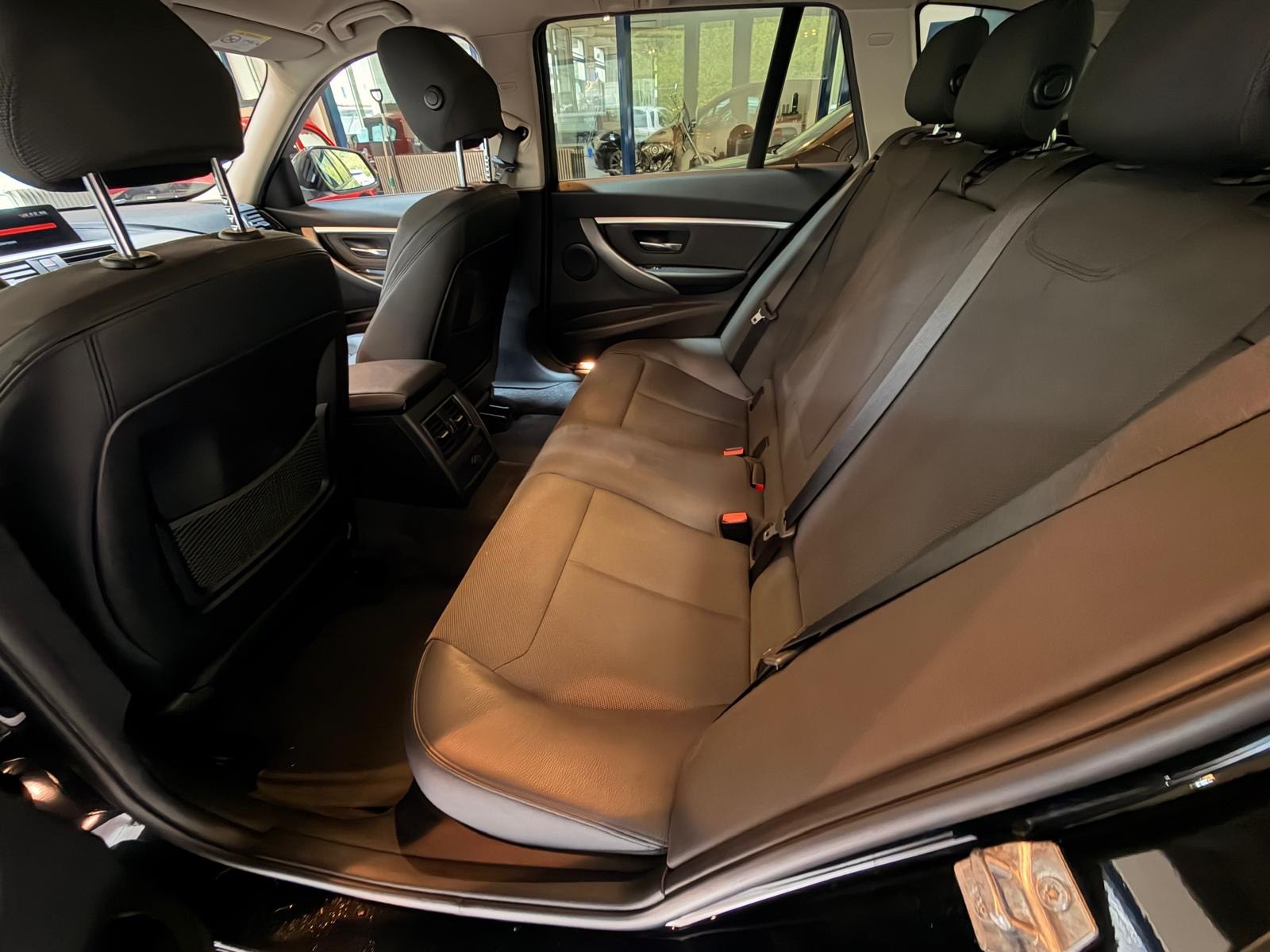 BMW 320d Touring xDrive-image-11