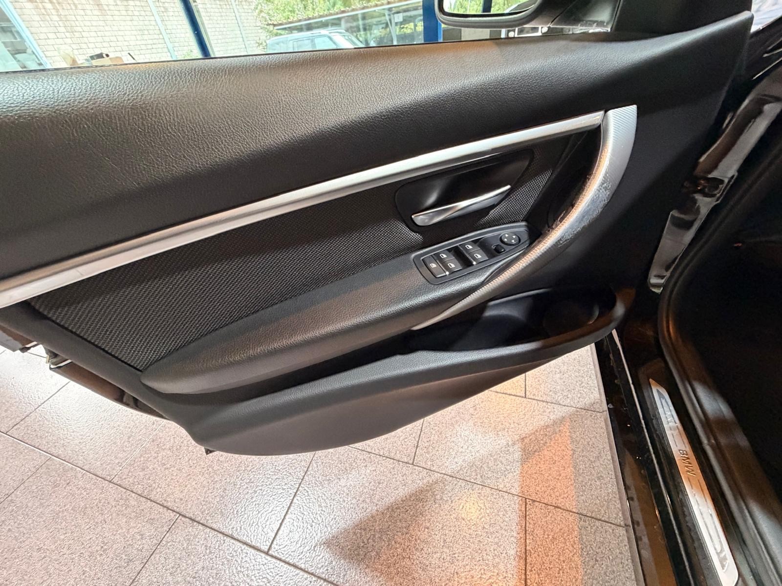 BMW 320d Touring xDrive-image-5