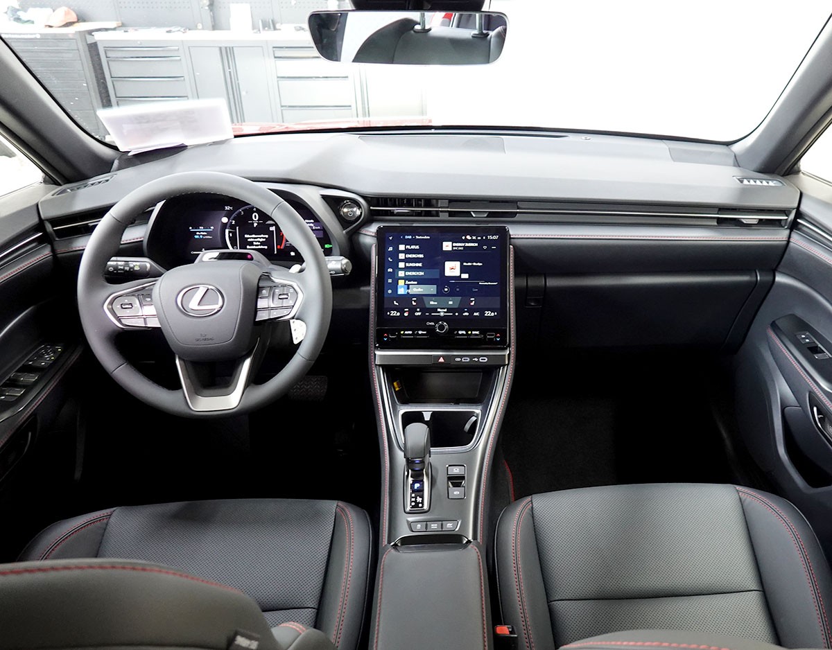 LEXUS LBX FWD Emotion CVT-image-10