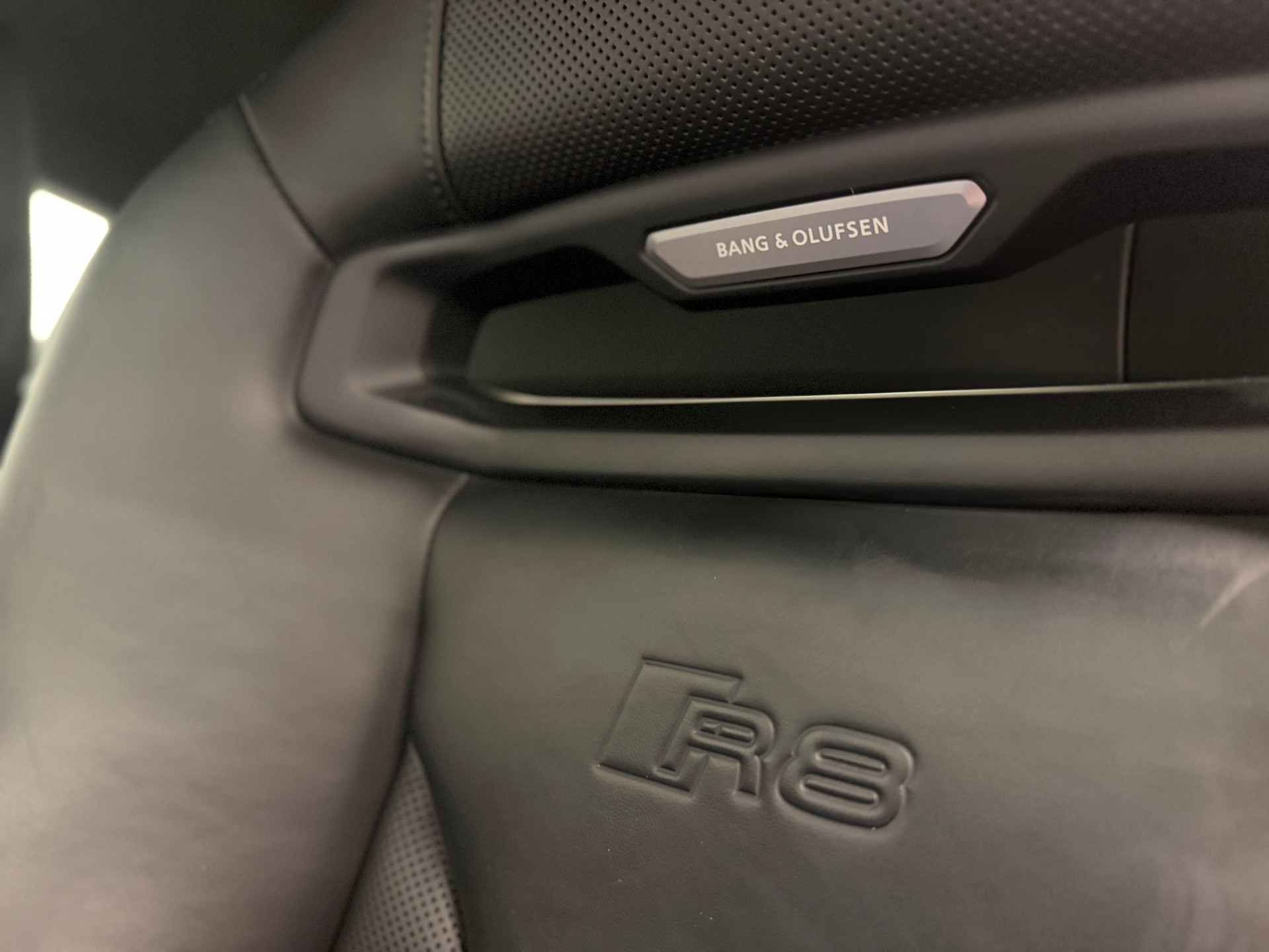 AUDI R8 Coupé performance S-Tronic-image-12