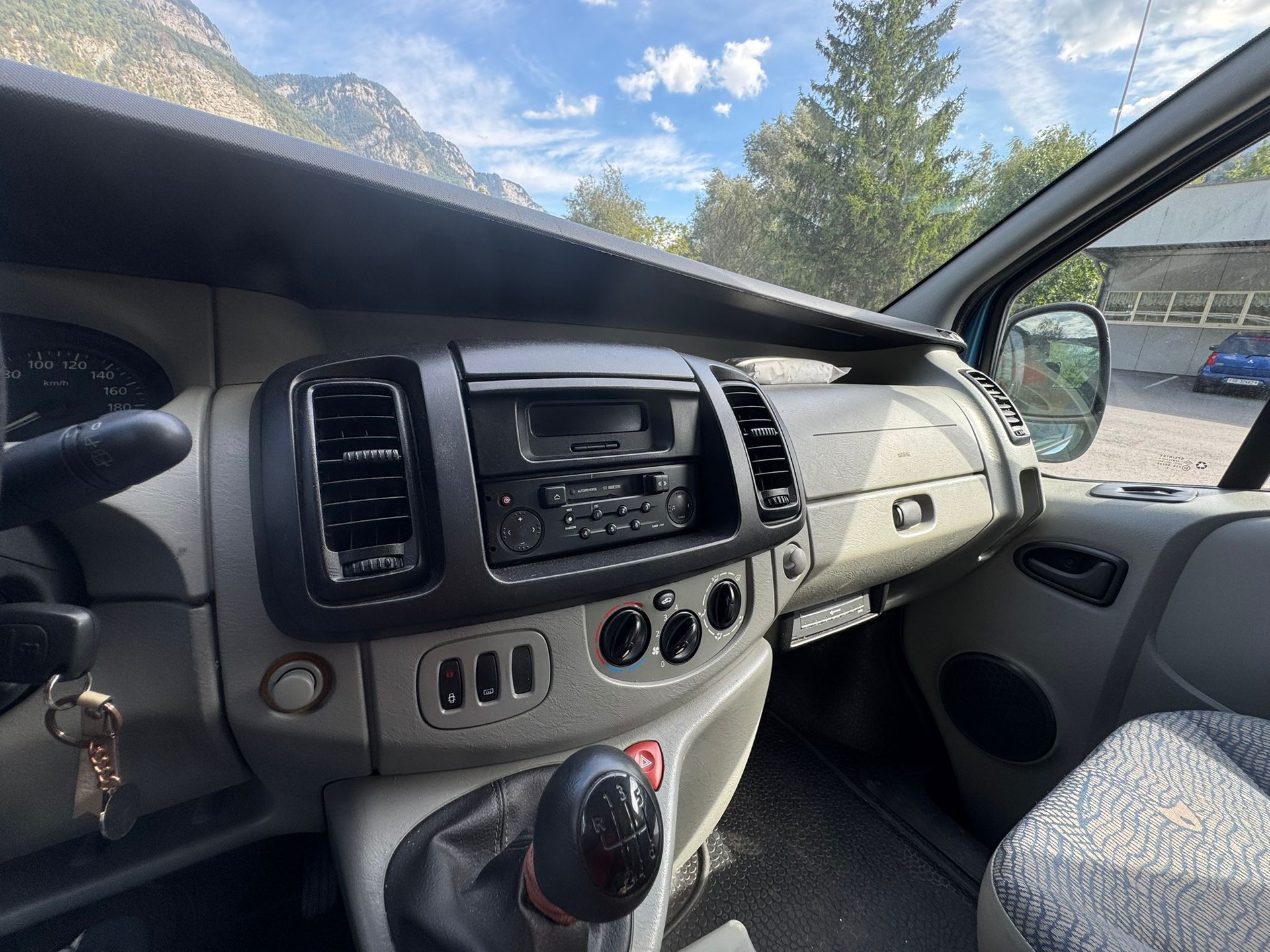 RENAULT Trafic 2.5 dCi 135 2.9t-image-13
