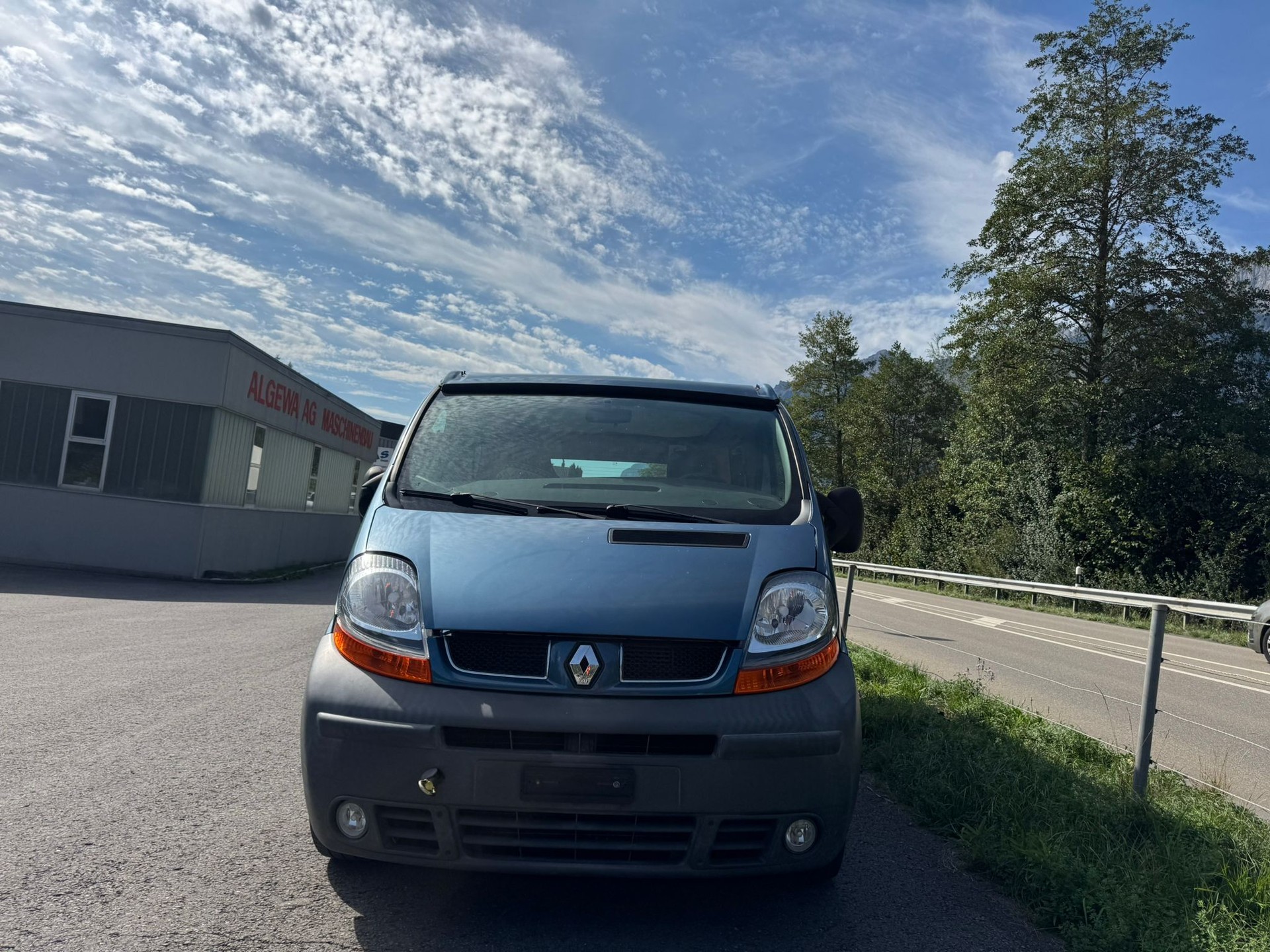 RENAULT Trafic 2.5 dCi 135 2.9t-image-0