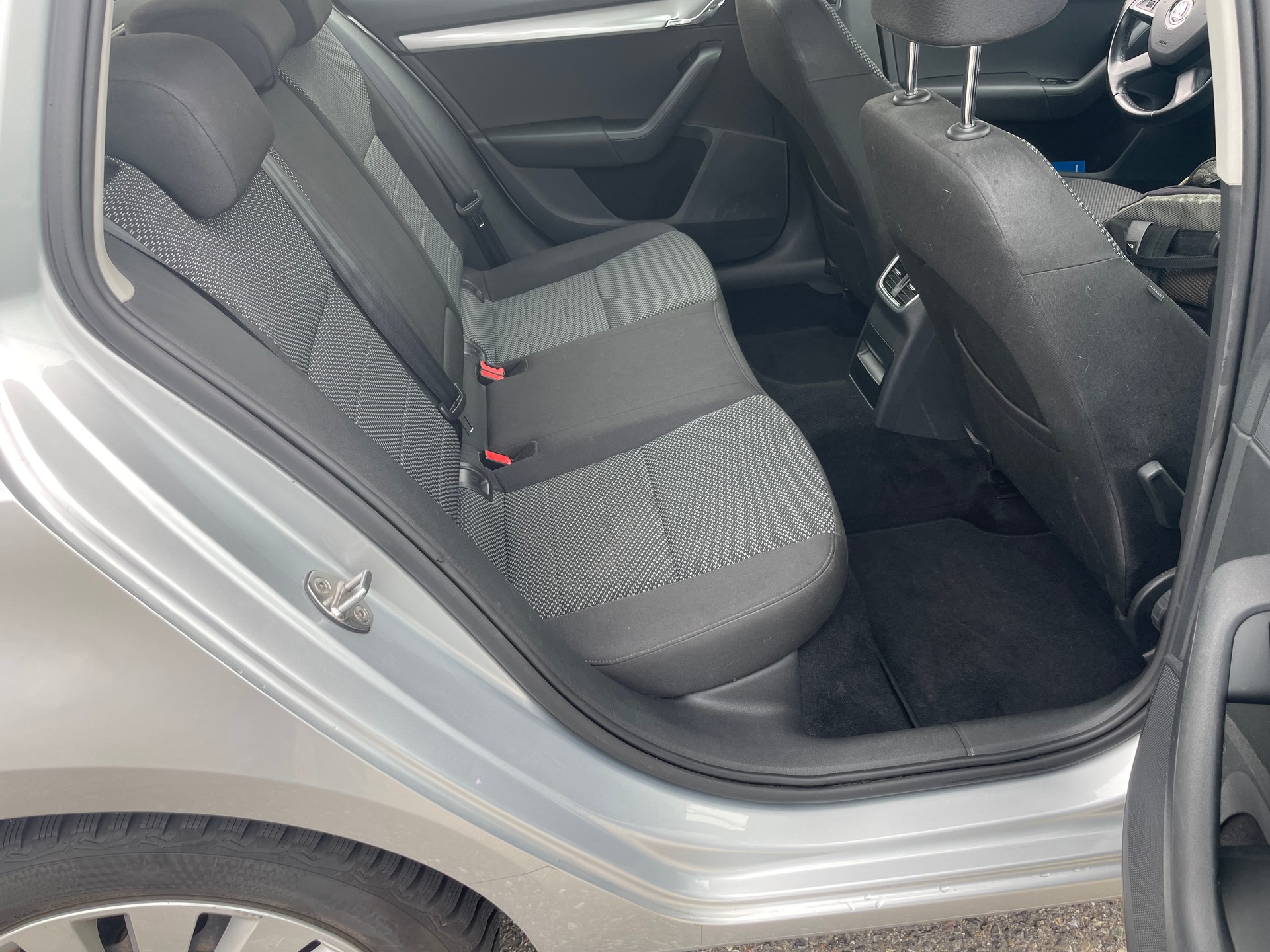 SKODA Octavia Combi 2.0 TDI Elegance 4x4 DSG-image-10