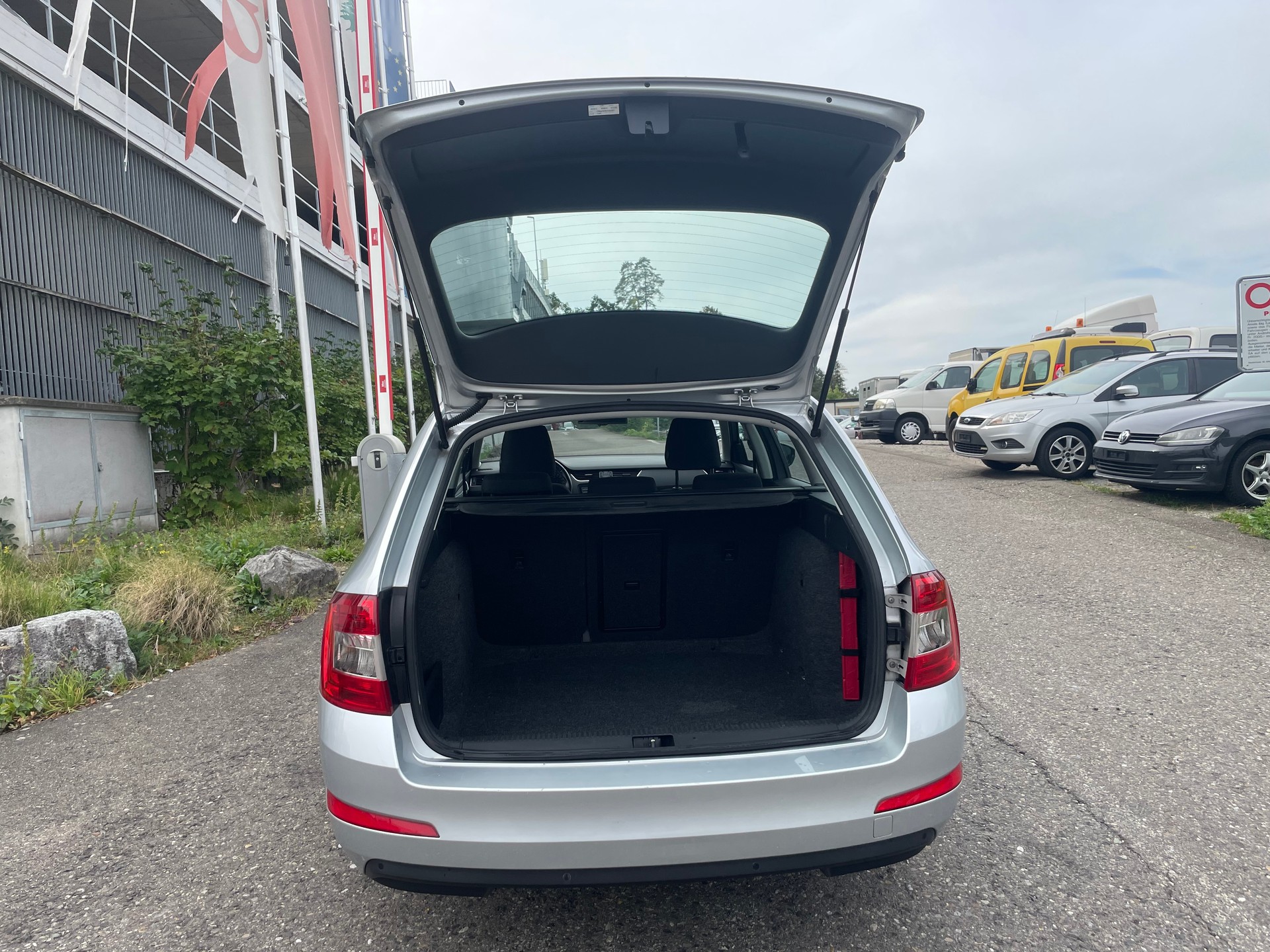 SKODA Octavia Combi 2.0 TDI Elegance 4x4 DSG-image-12