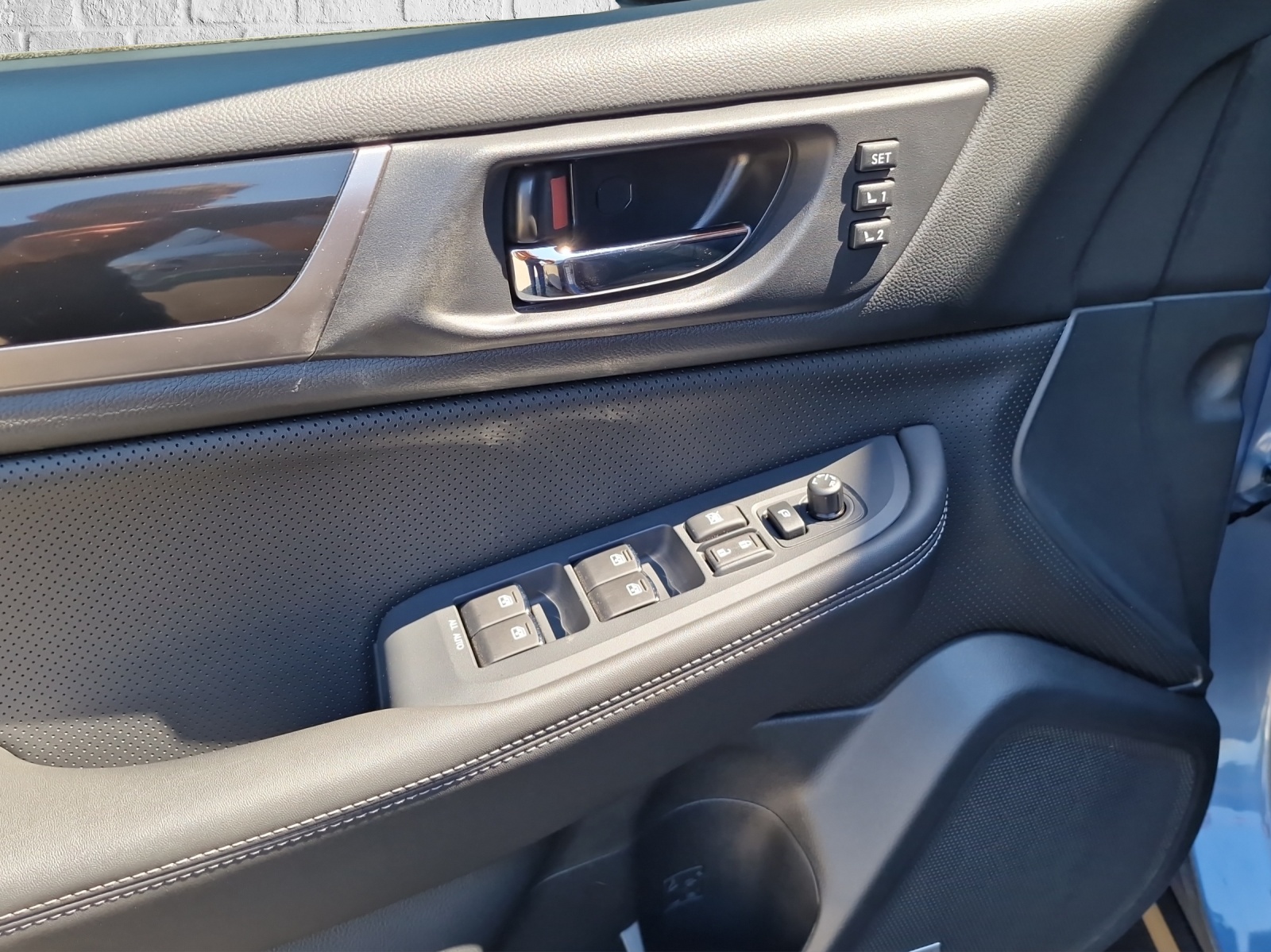 SUBARU Outback 2.5i Luxury-image-18