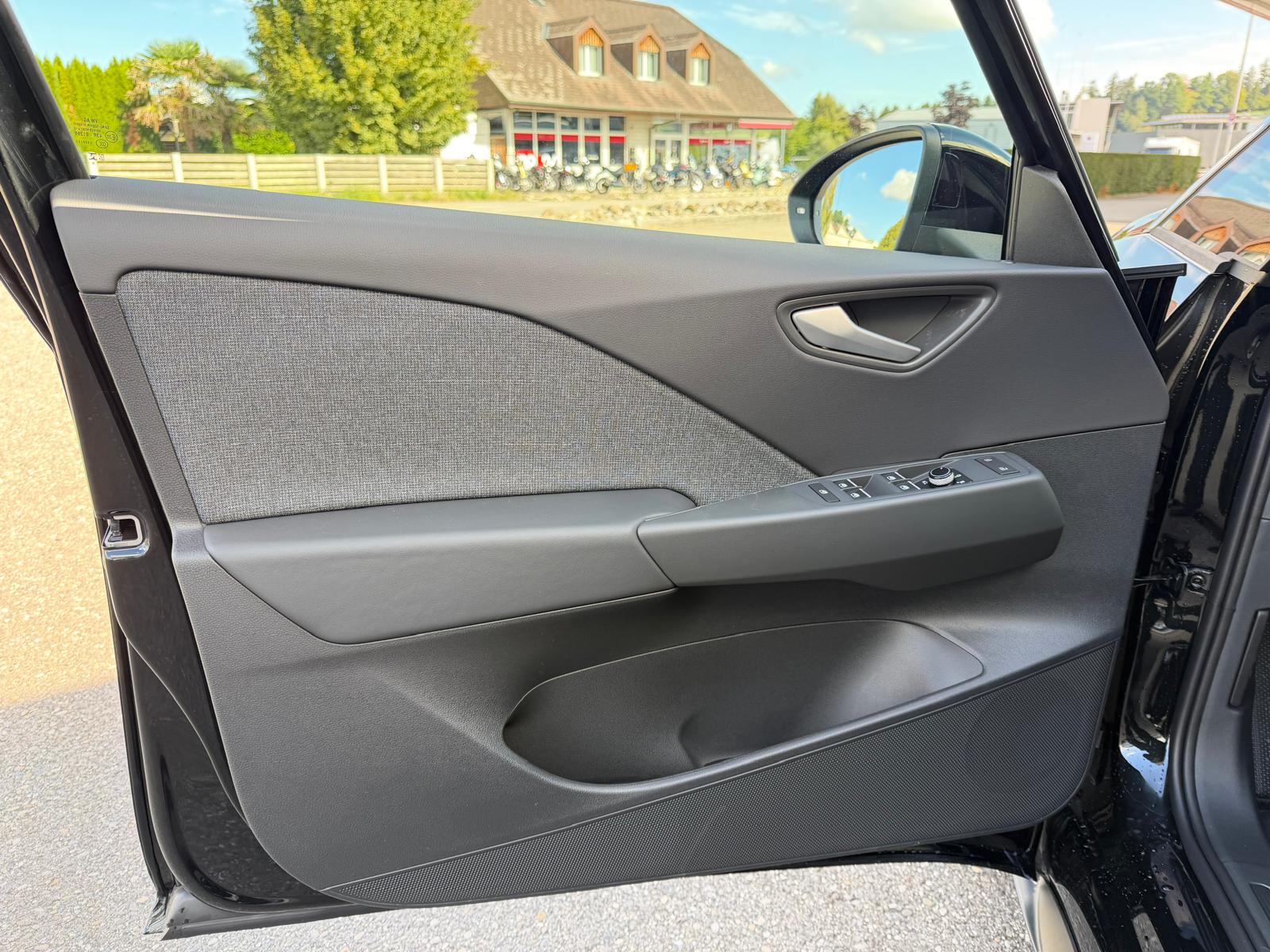 VW ID.3 Neo 50 kWh 170PS Life-image-11