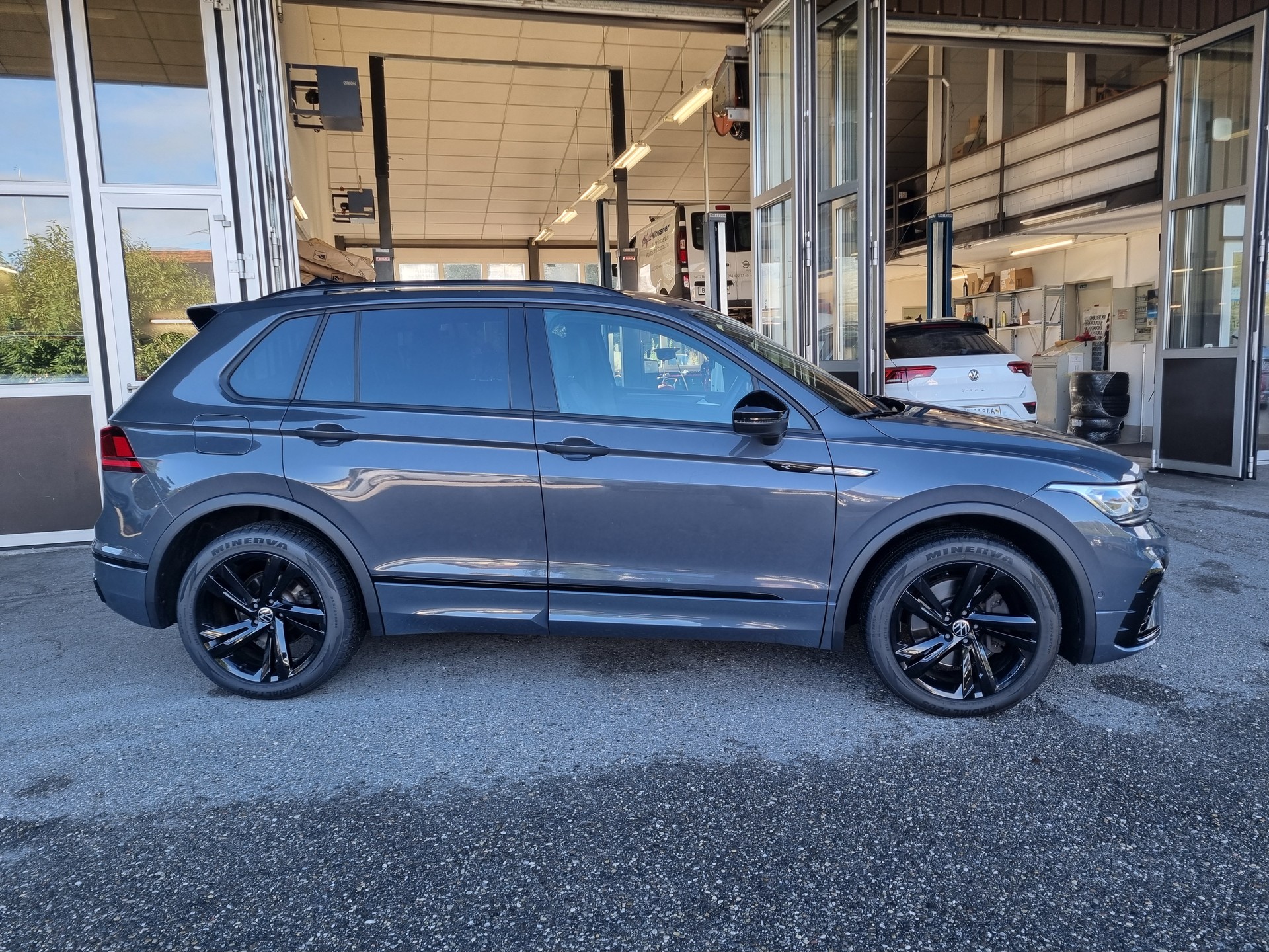 VW Tiguan 2.0TSI R-Line 4Motion DSG-image-2