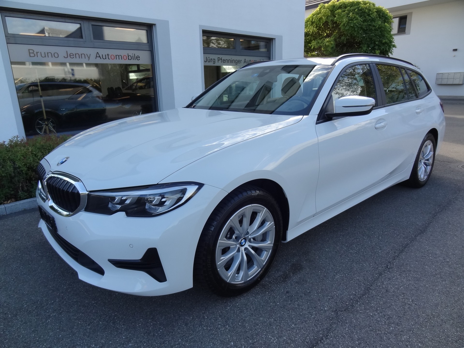 BMW 330i Touring xDrive Steptronic-image-0