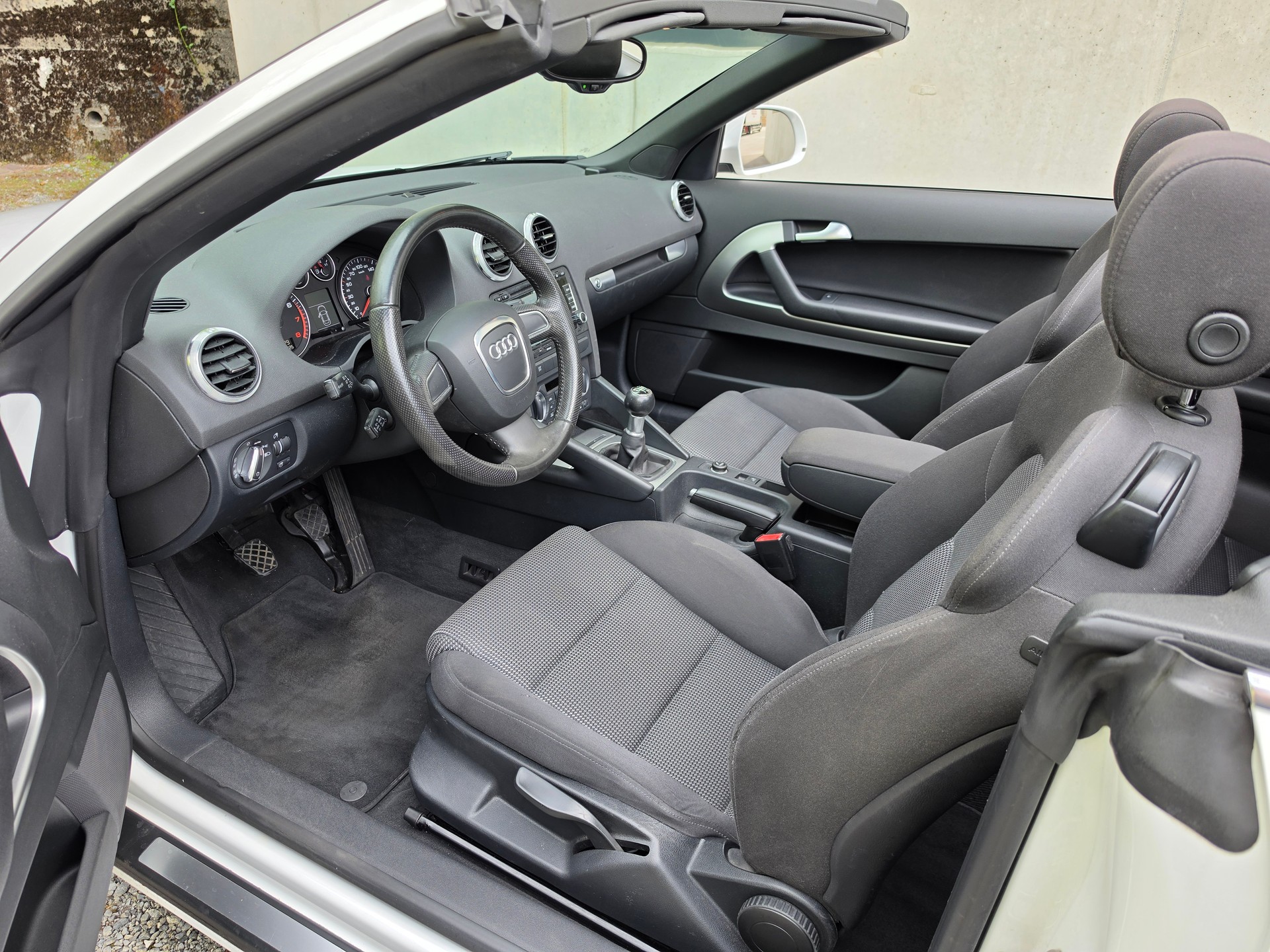AUDI A3 Cabriolet 1.8 TFSI Ambition-image-26