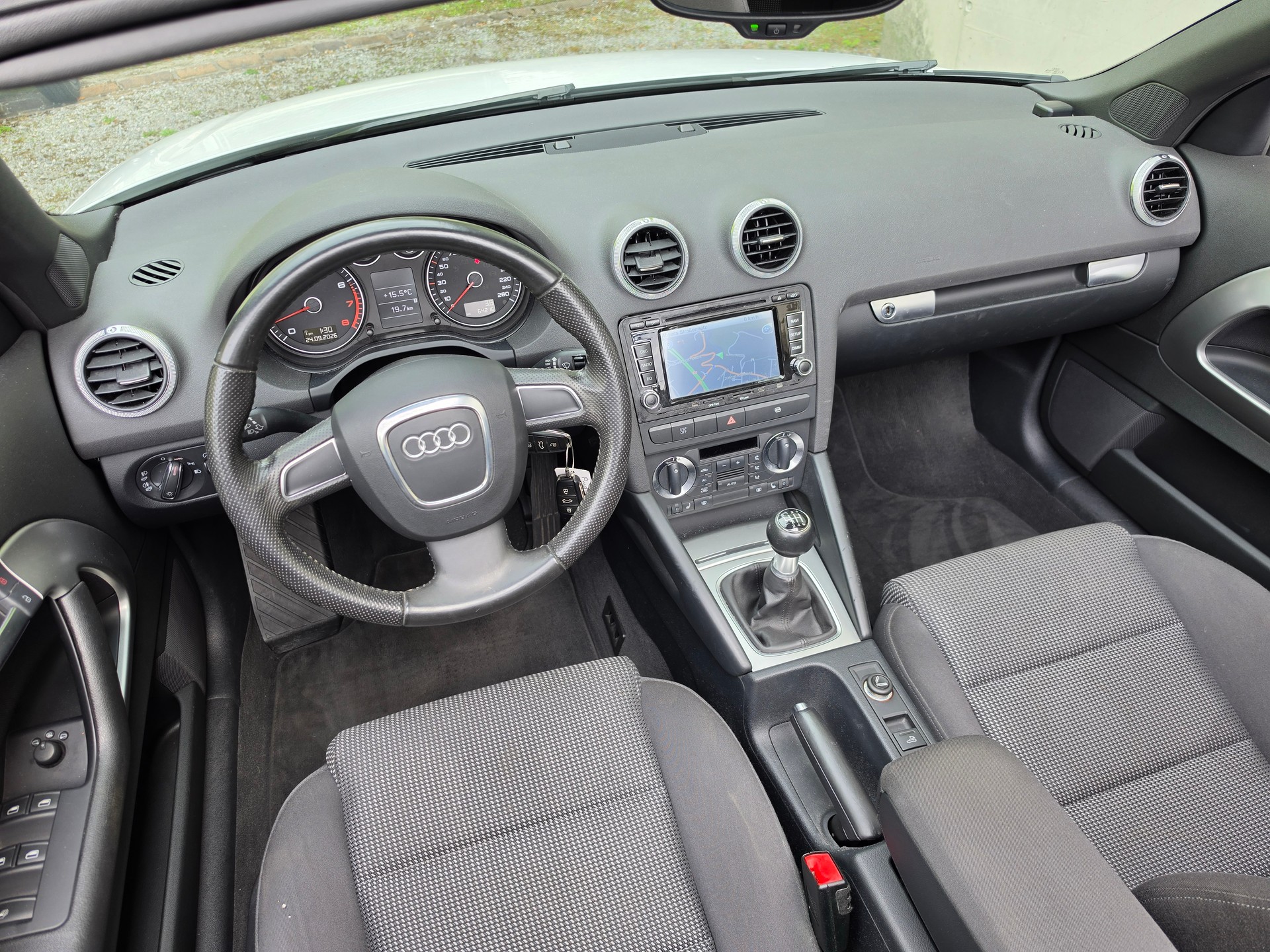 AUDI A3 Cabriolet 1.8 TFSI Ambition-image-25