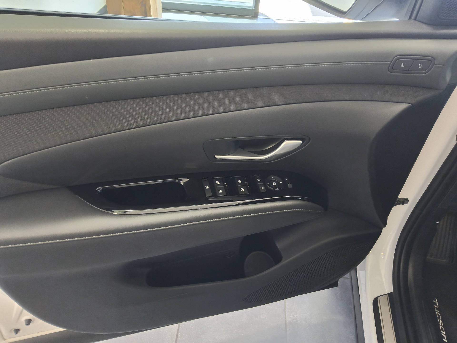 HYUNDAI Tucson 1.6 T-GDi PHEV 20th Anniversary 4WD-image-13