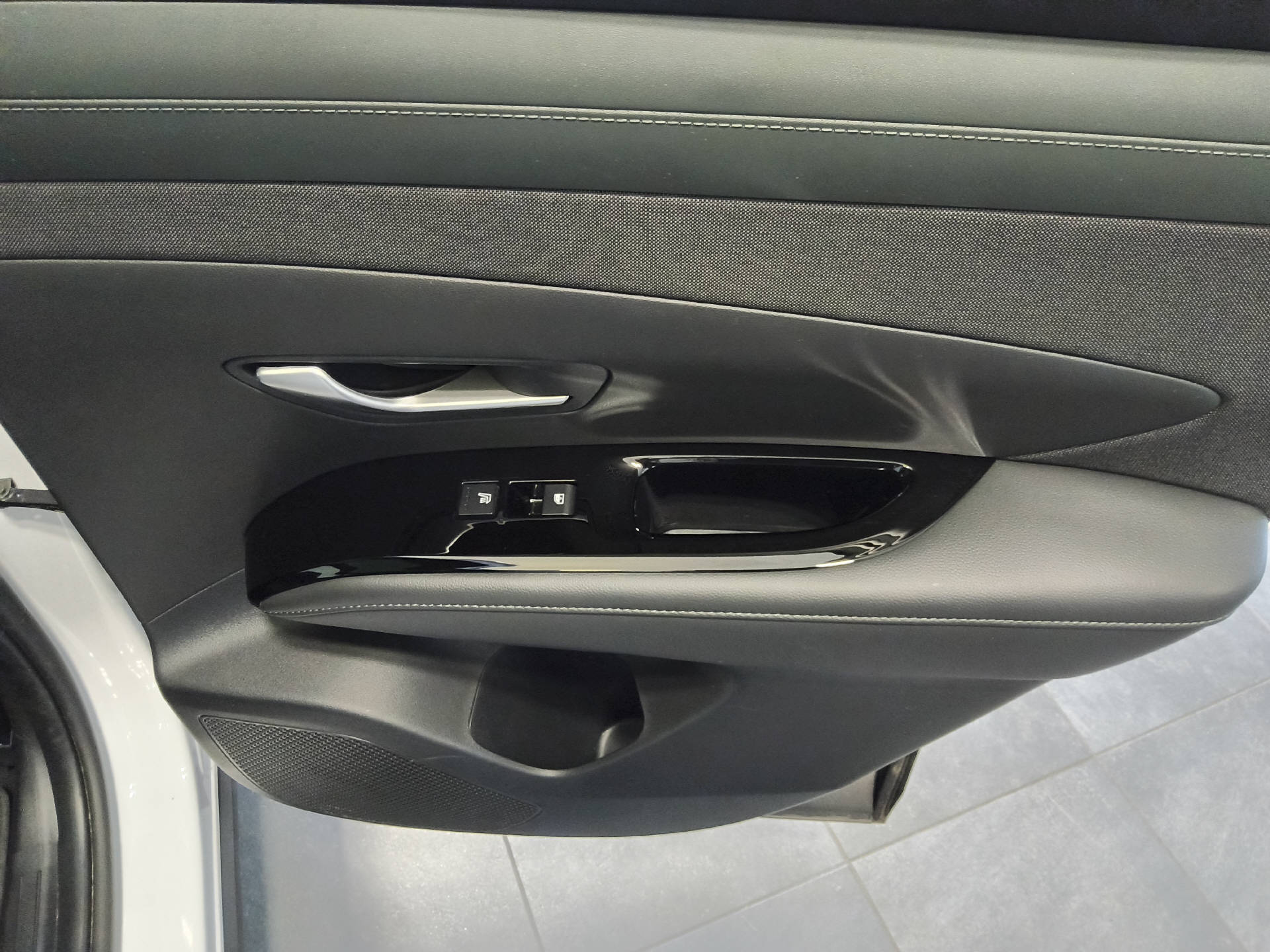HYUNDAI Tucson 1.6 T-GDi PHEV 20th Anniversary 4WD-image-9