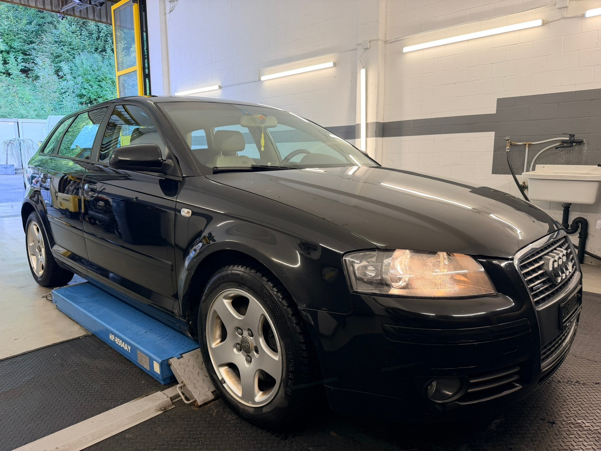 AUDI A3 Sportback 2.0 Turbo FSI Ambition quattro-image-2