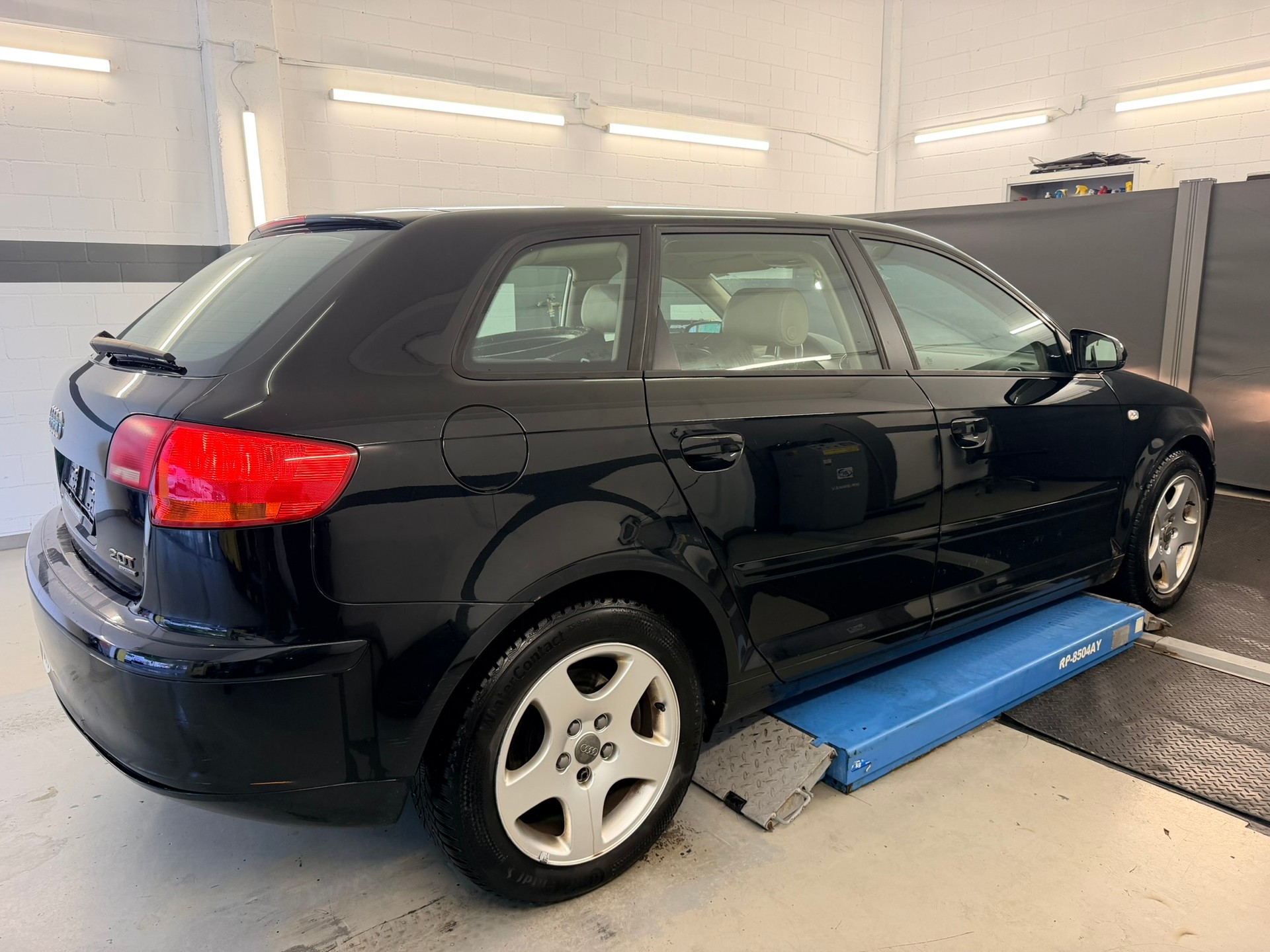 AUDI A3 Sportback 2.0 Turbo FSI Ambition quattro-image-3