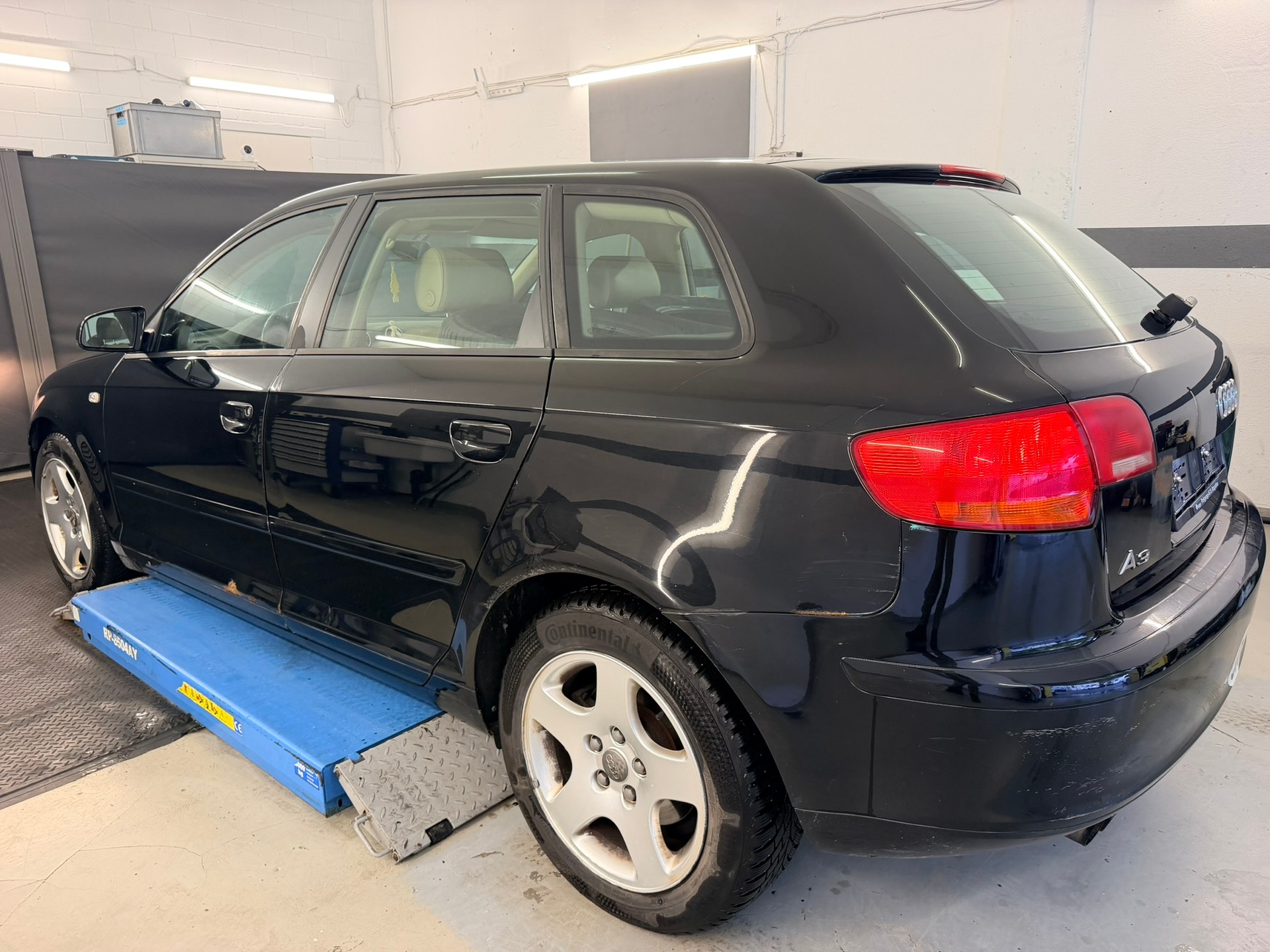 AUDI A3 Sportback 2.0 Turbo FSI Ambition quattro-image-5
