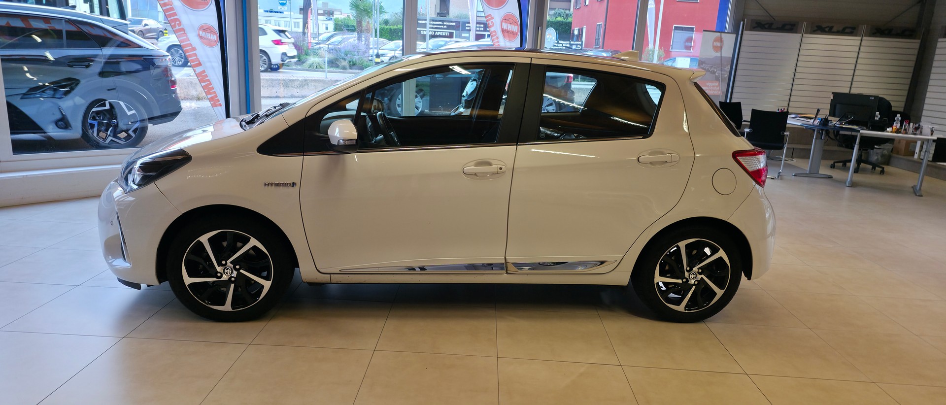 TOYOTA YARIS Hybrid-image-1