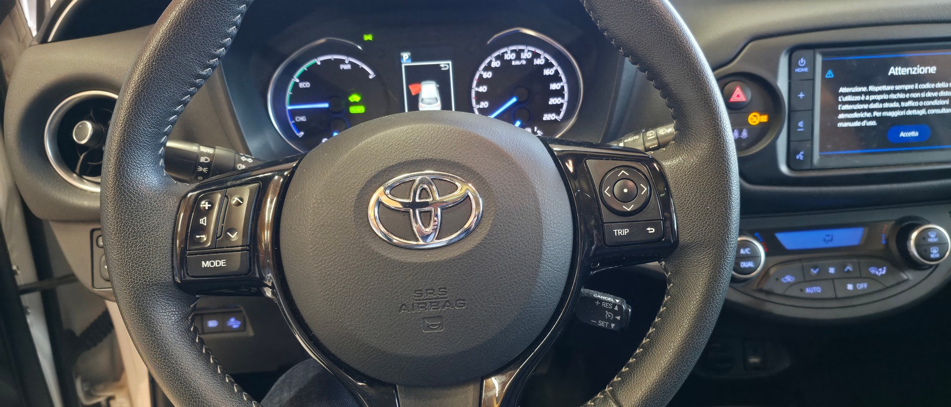 TOYOTA YARIS Hybrid-image-9