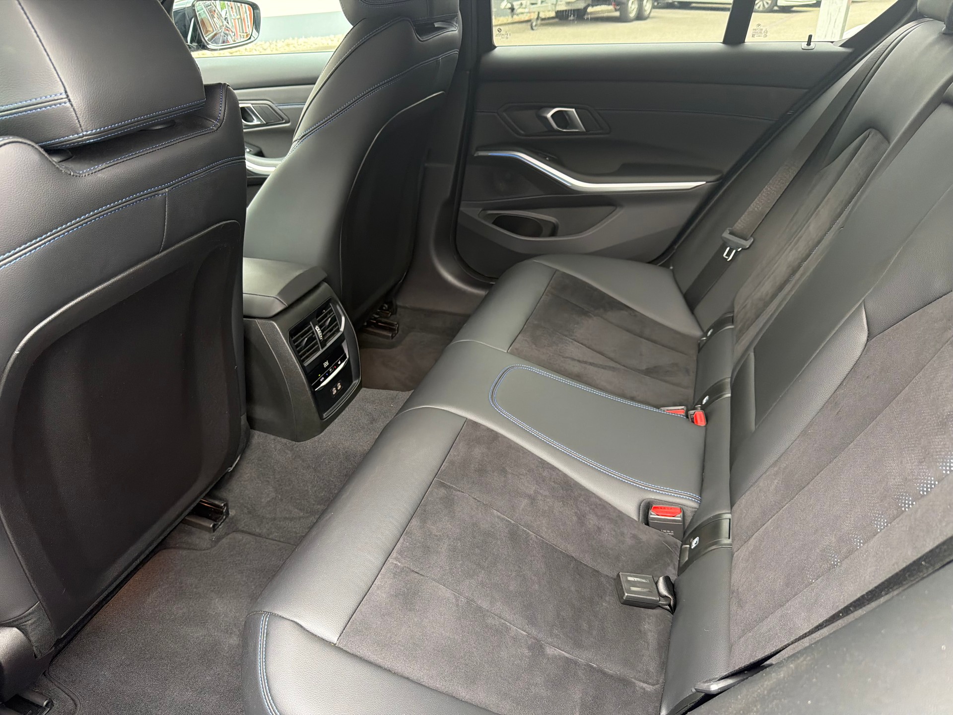 BMW 320d xDrive 48V Steptronic M Sport-image-17
