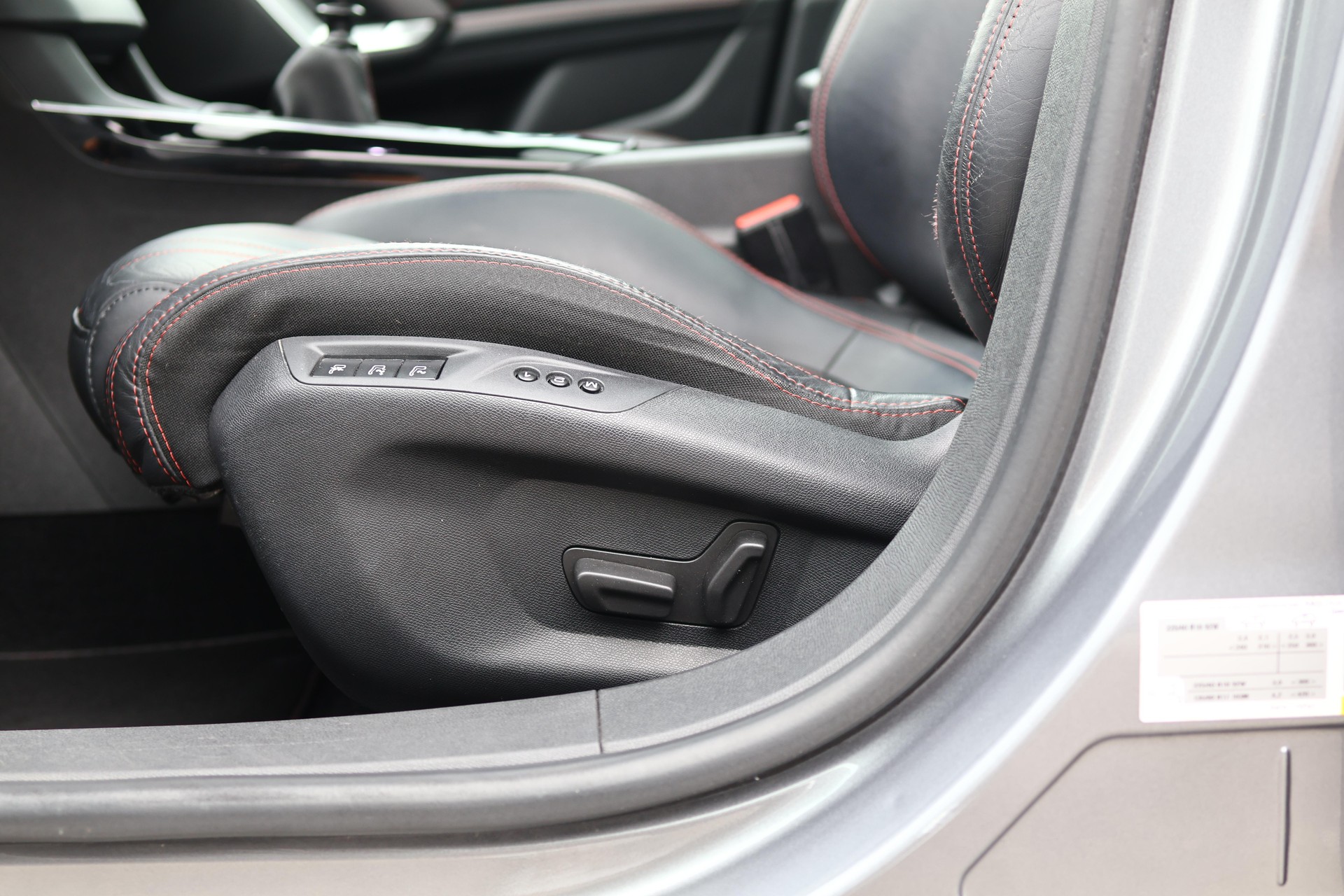 PEUGEOT 308 1.6 THP GT * PANORAMA * LEDERSITZE ELEKTRISCH * MASSAGEFUNKTION * DENON HiFi *-image-14