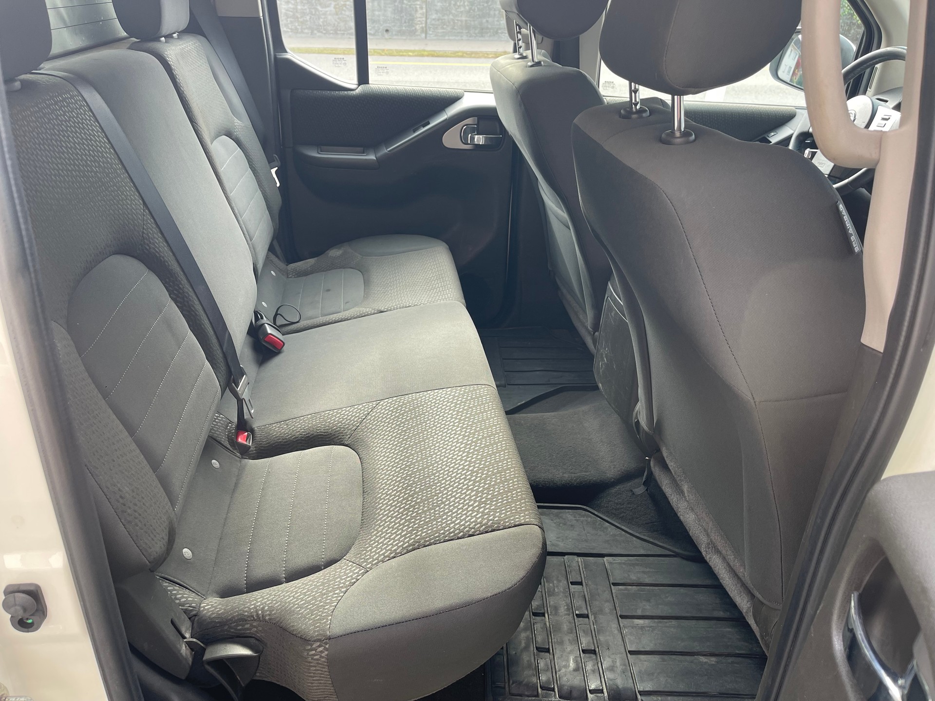 NISSAN Navara Double Cab SE 2.5 dCi 4WD LB Automat-image-8