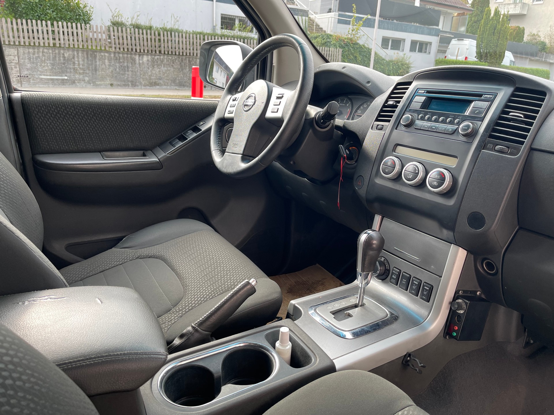 NISSAN Navara Double Cab SE 2.5 dCi 4WD LB Automat-image-4