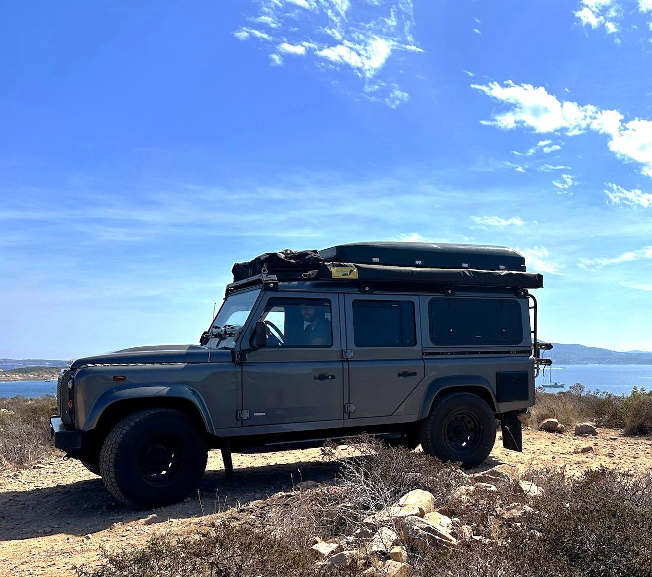 LAND ROVER Defender 110 2.2 TD4 Station Wagon SE-image-0
