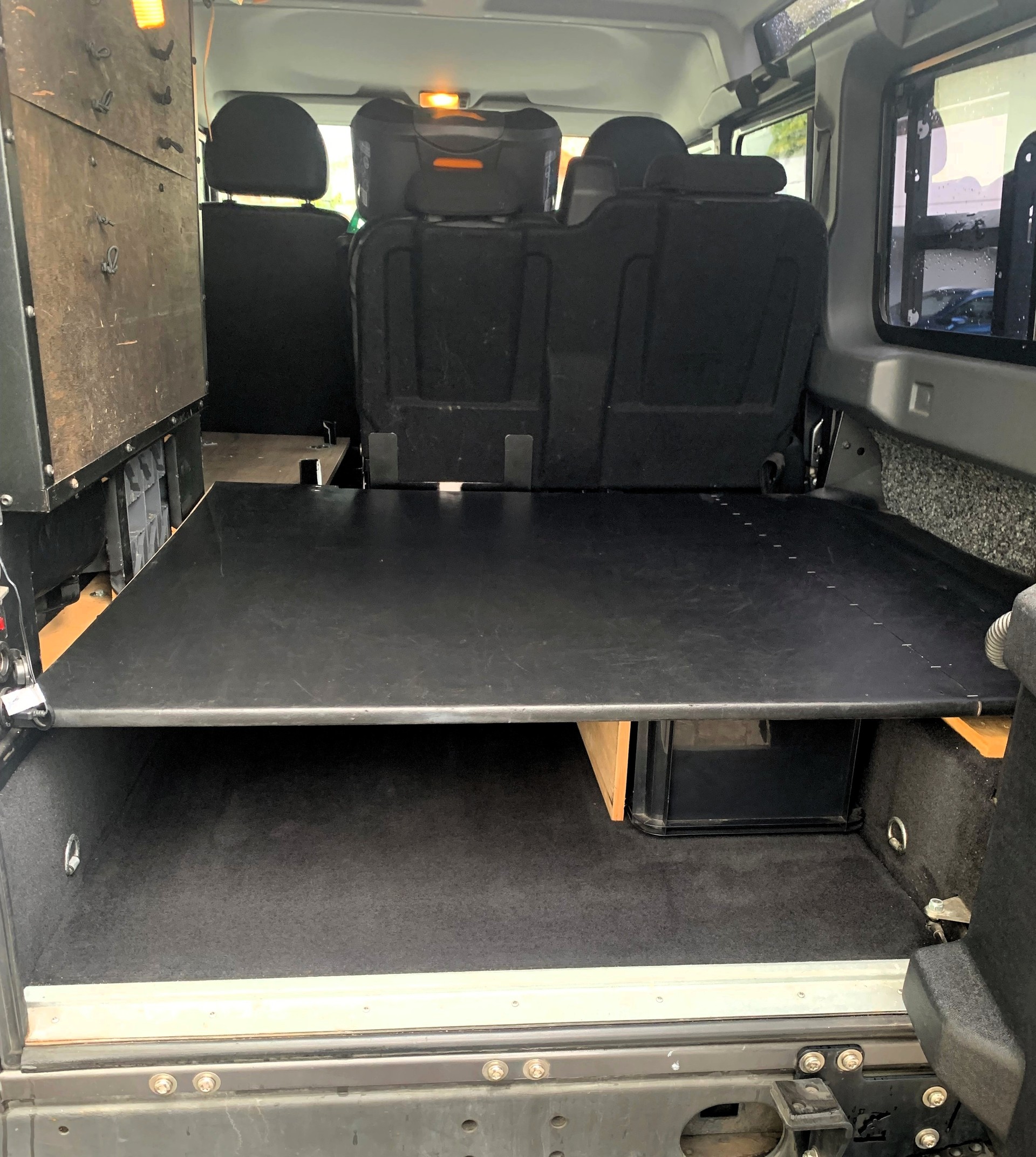 LAND ROVER Defender 110 2.2 TD4 Station Wagon SE-image-19