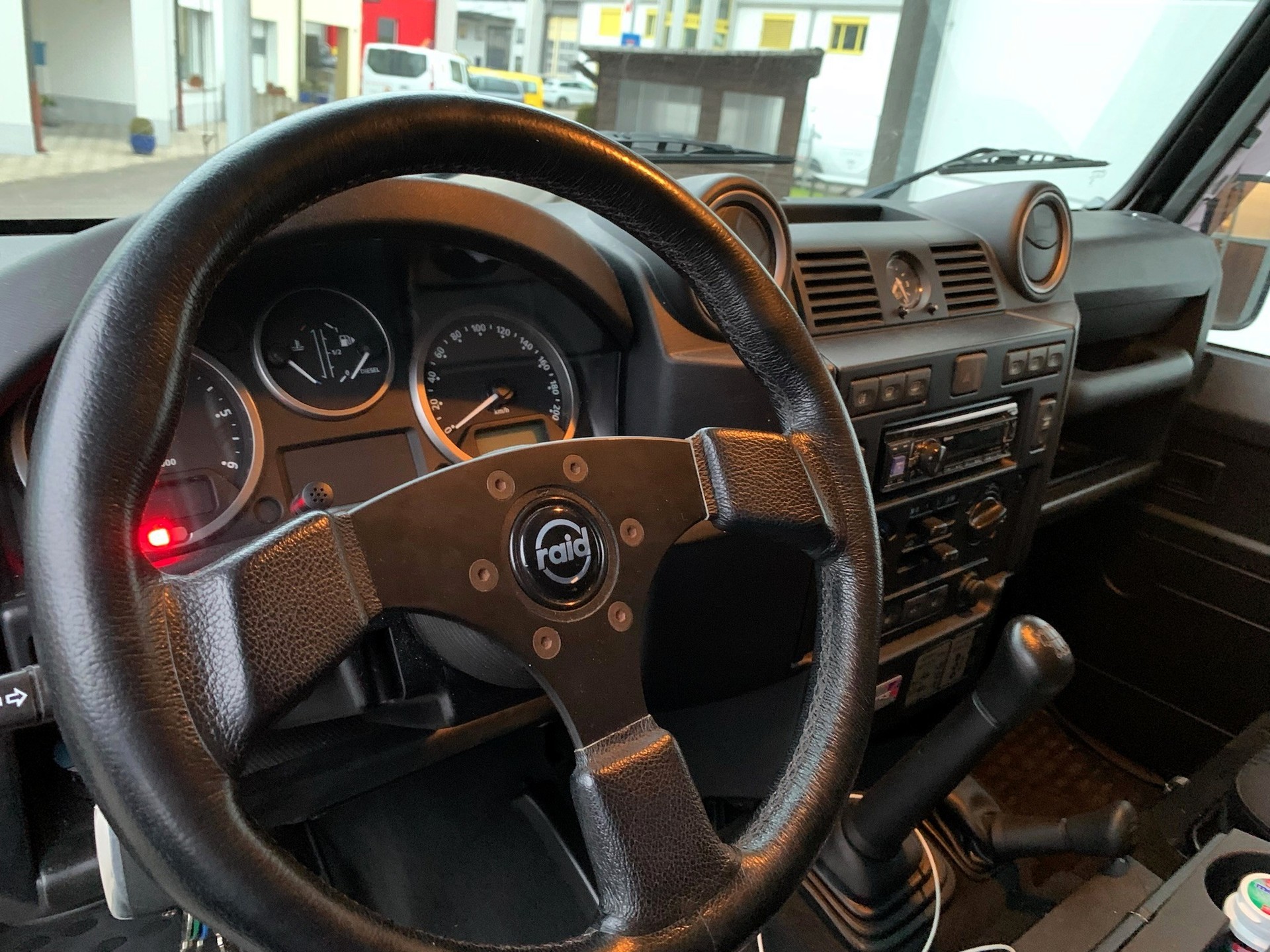 LAND ROVER Defender 110 2.2 TD4 Station Wagon SE-image-16