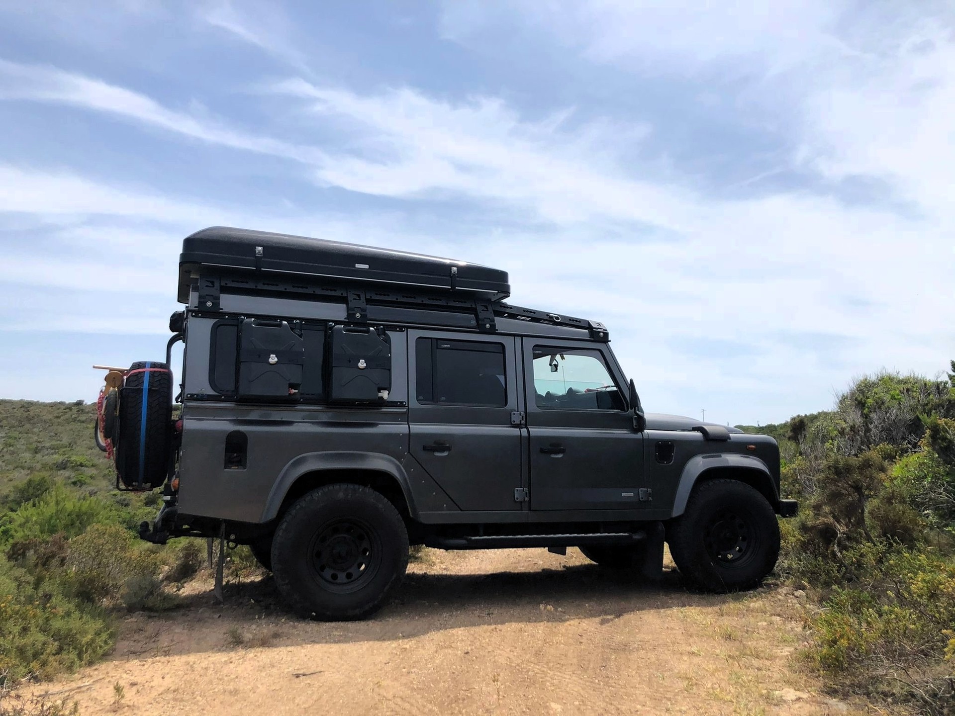 LAND ROVER Defender 110 2.2 TD4 Station Wagon SE-image-1