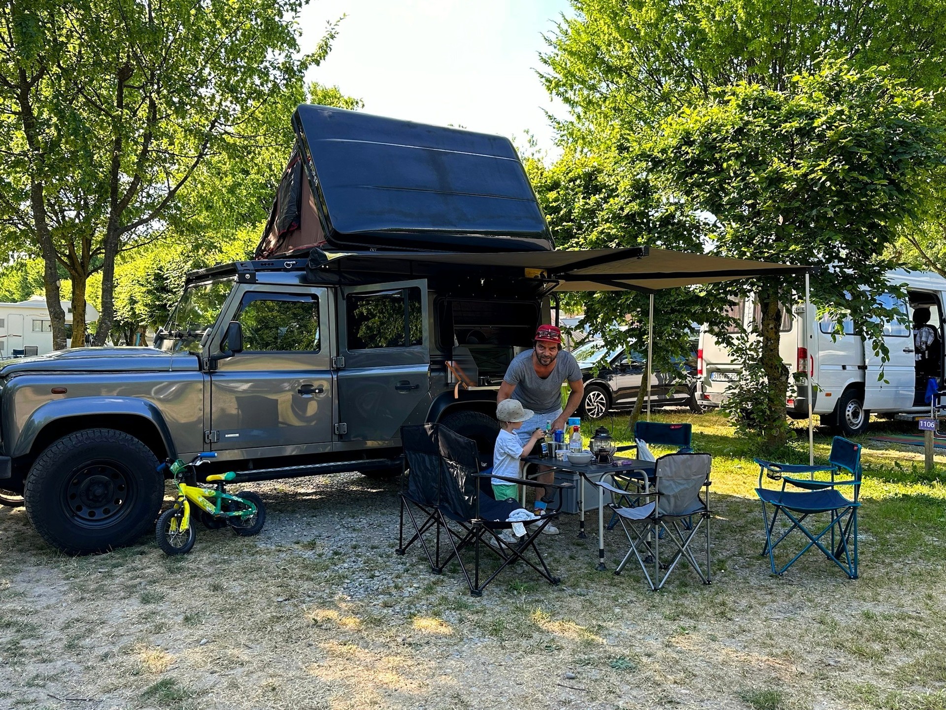 LAND ROVER Defender 110 2.2 TD4 Station Wagon SE-image-13