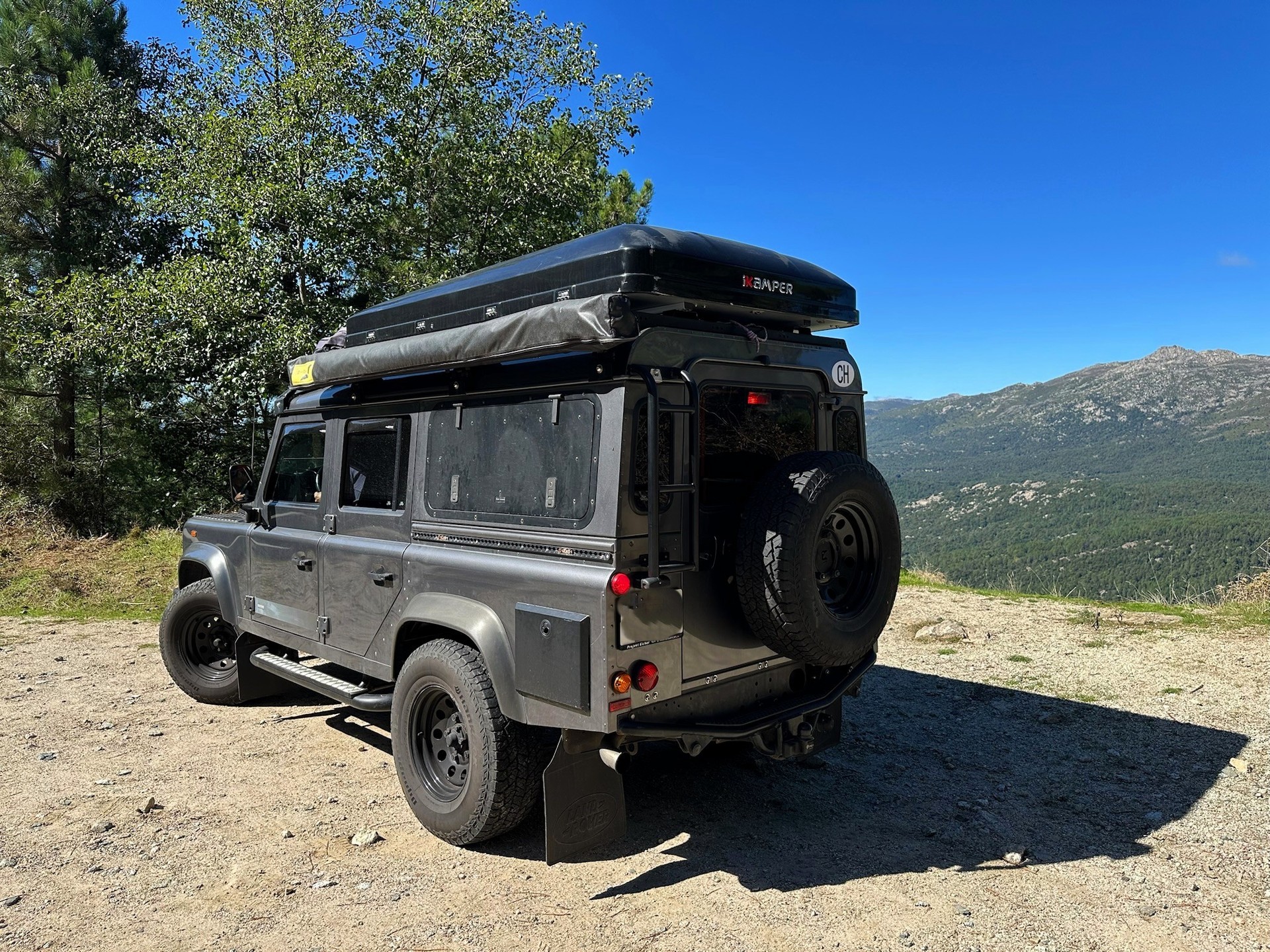 LAND ROVER Defender 110 2.2 TD4 Station Wagon SE-image-2