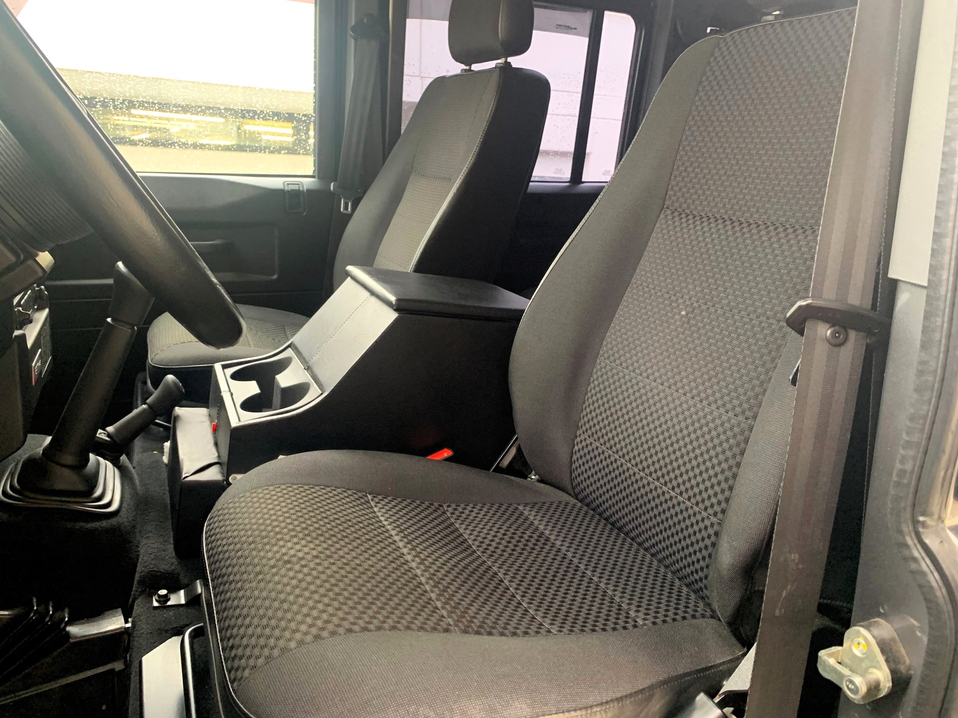 LAND ROVER Defender 110 2.2 TD4 Station Wagon SE-image-17
