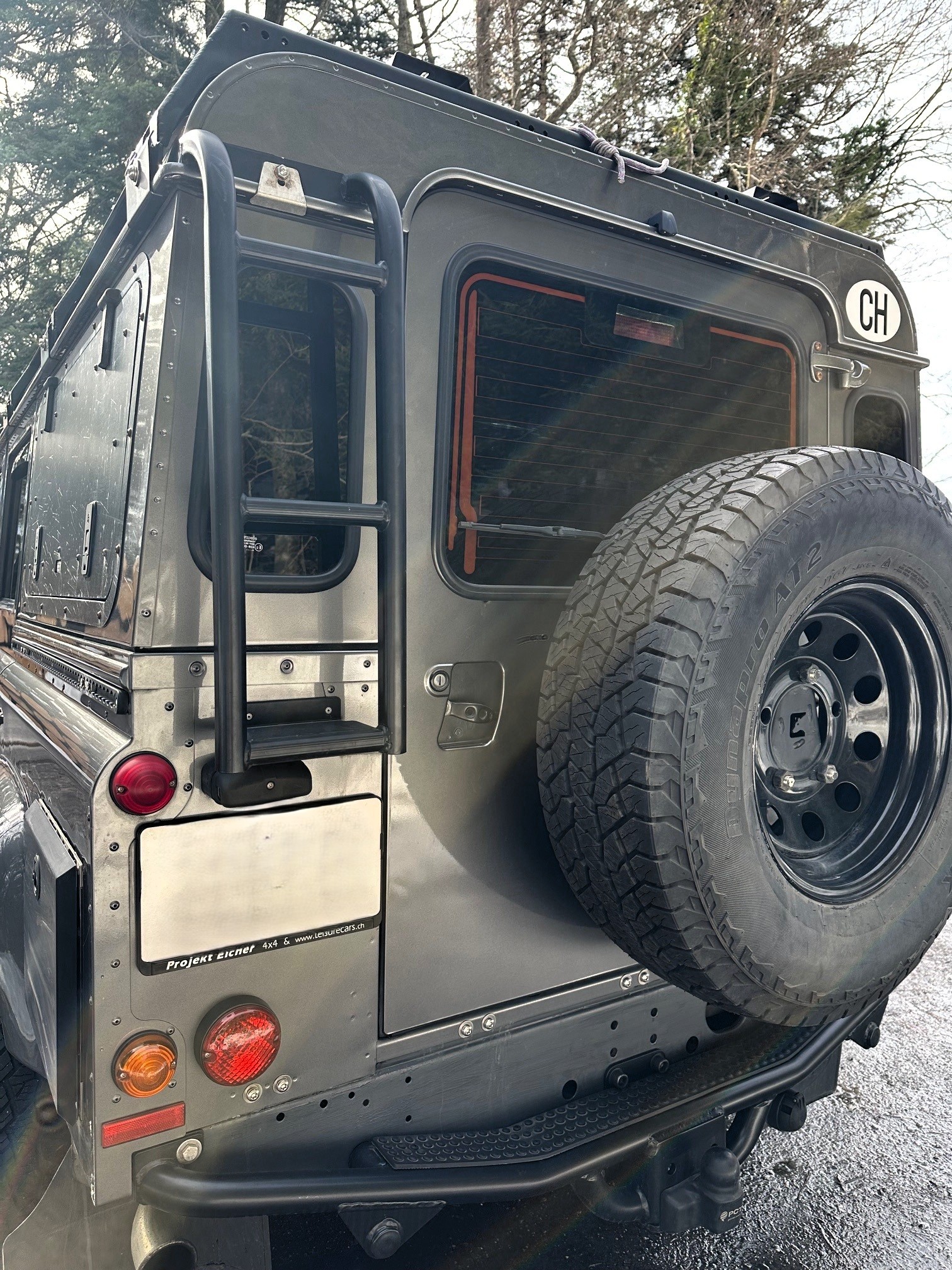 LAND ROVER Defender 110 2.2 TD4 Station Wagon SE-image-8