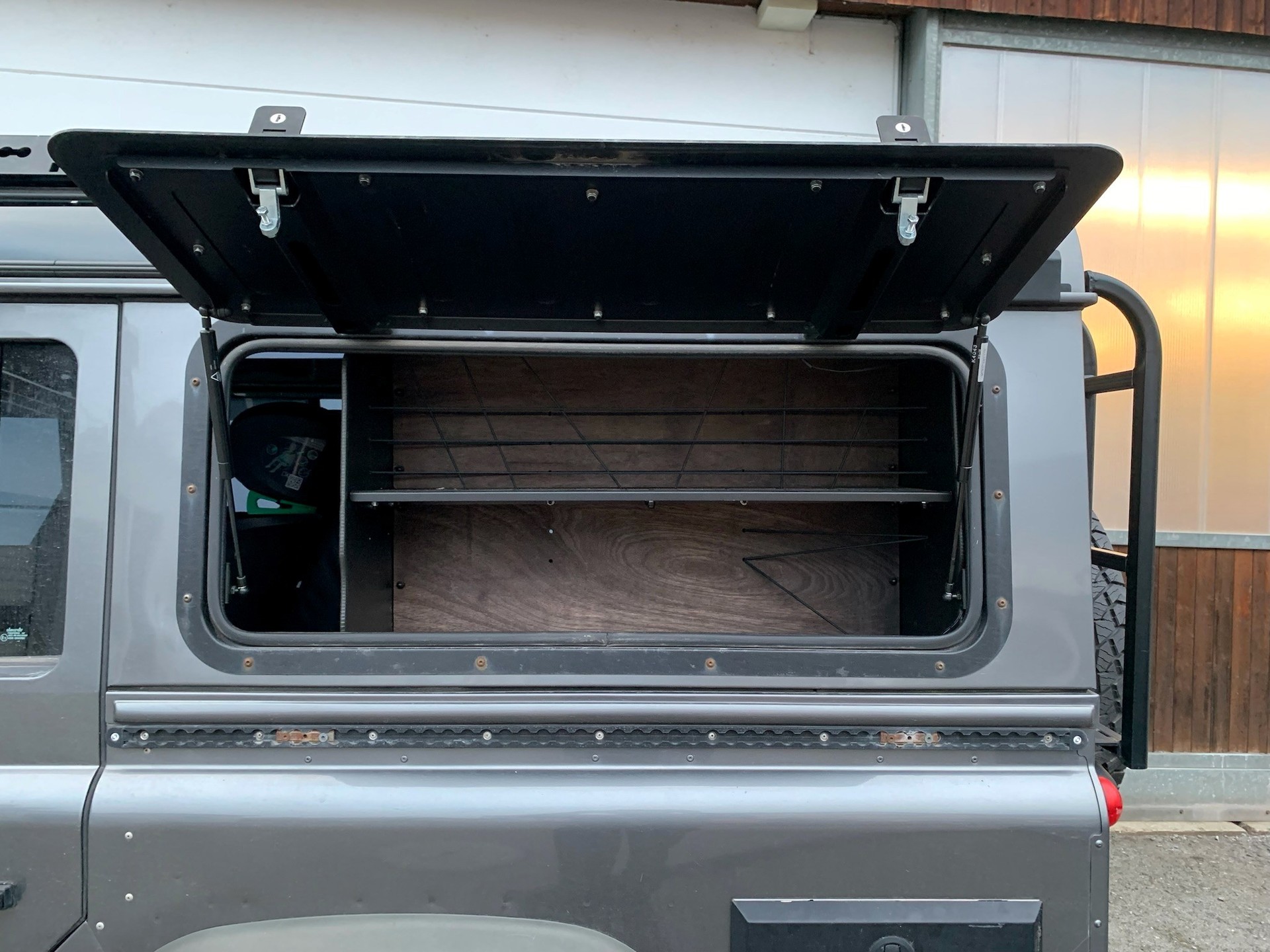 LAND ROVER Defender 110 2.2 TD4 Station Wagon SE-image-18