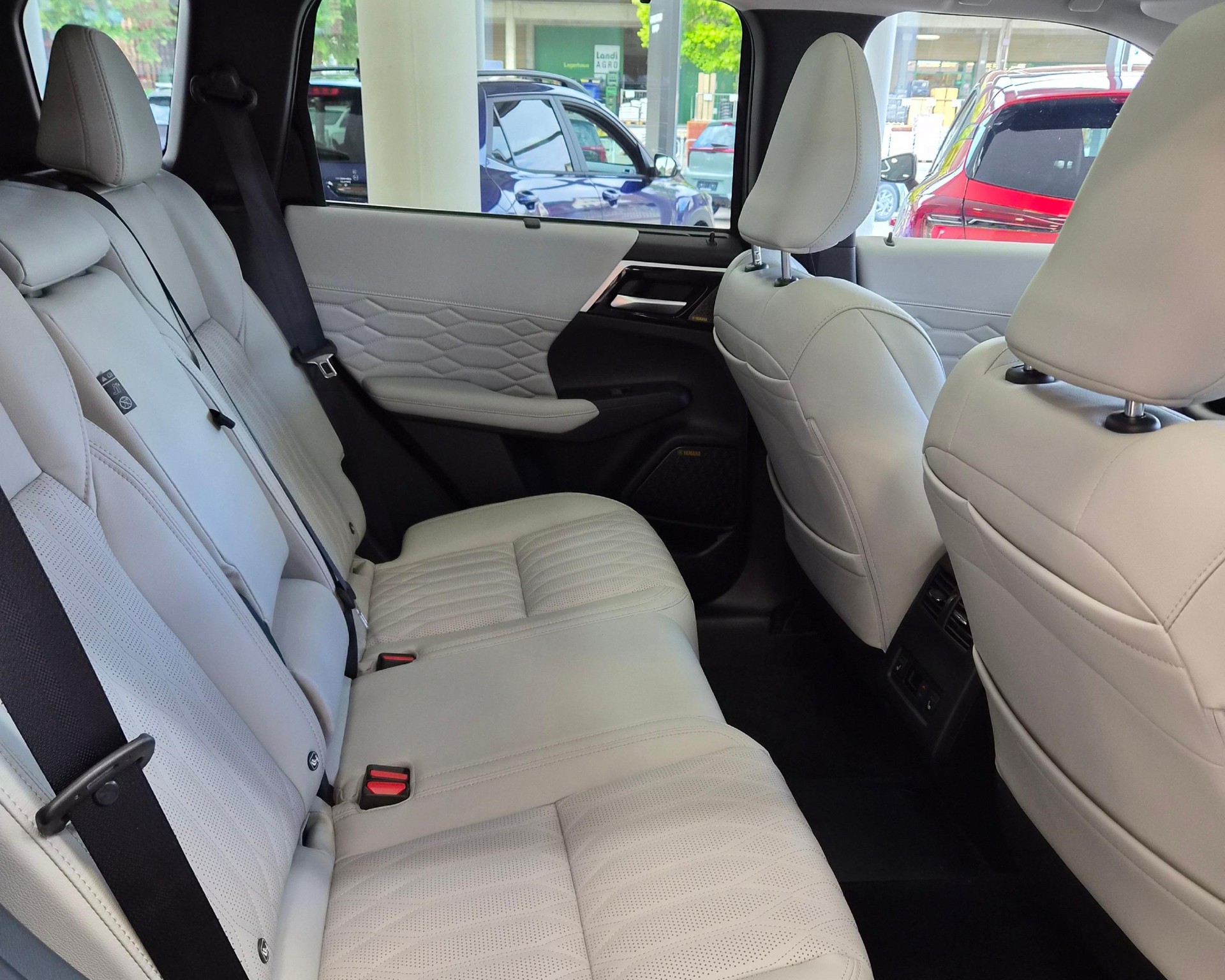 MITSUBISHI Outlander 2.4 PHEV Instyle 4x4-showroom-element-3
