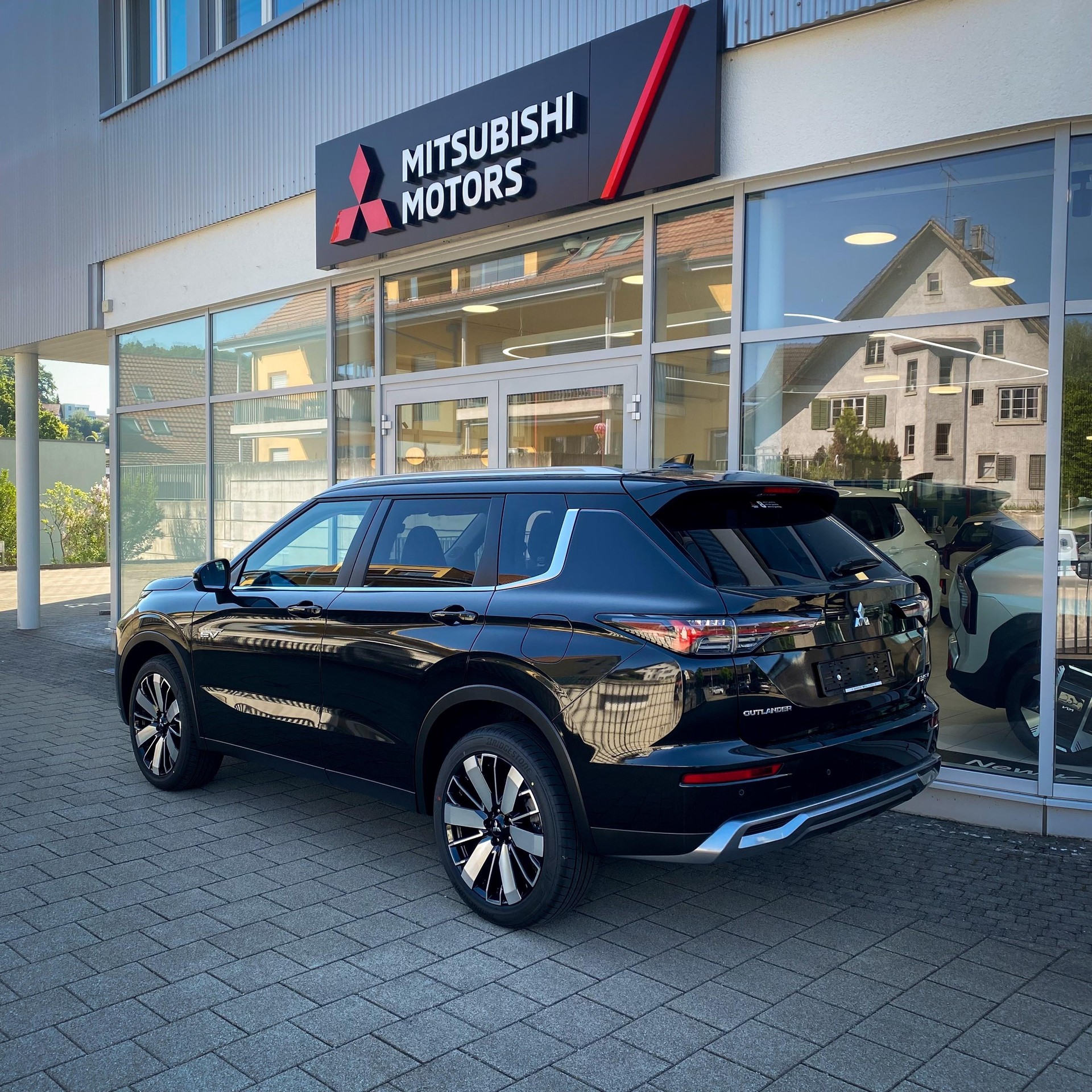 MITSUBISHI Outlander 2.4 PHEV Instyle 4x4-showroom-element-1
