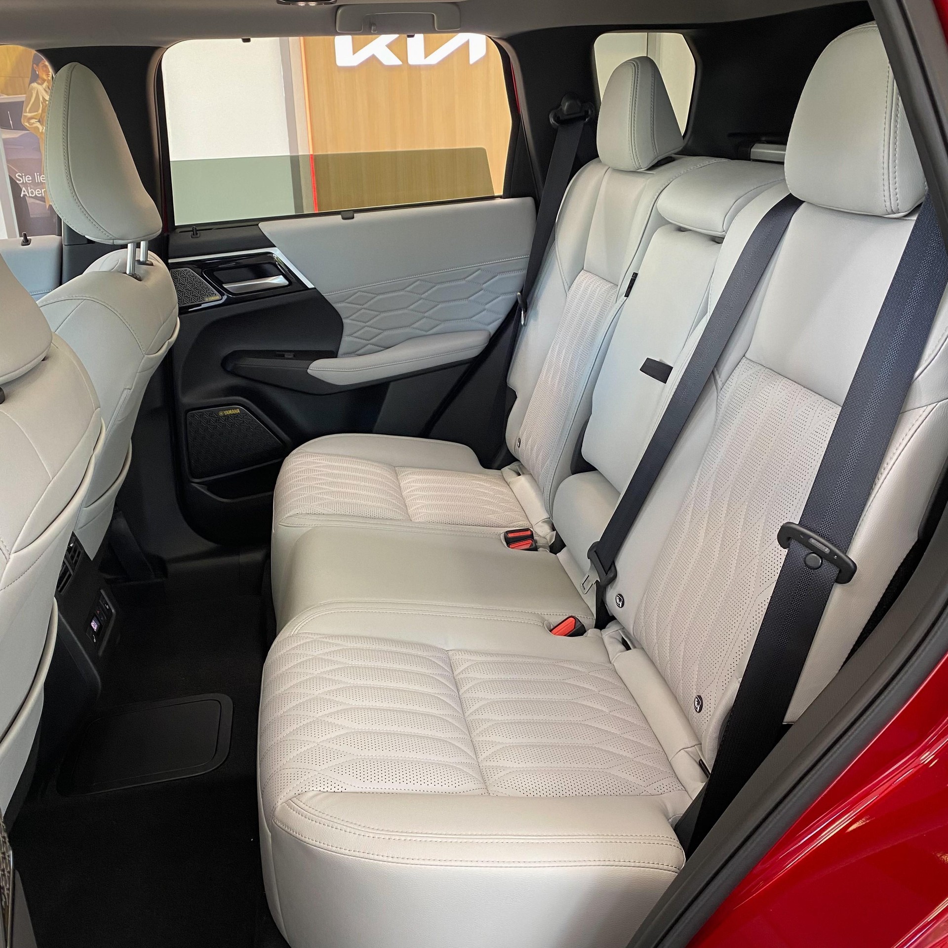 MITSUBISHI Outlander 2.4 PHEV Instyle 4x4-image-3