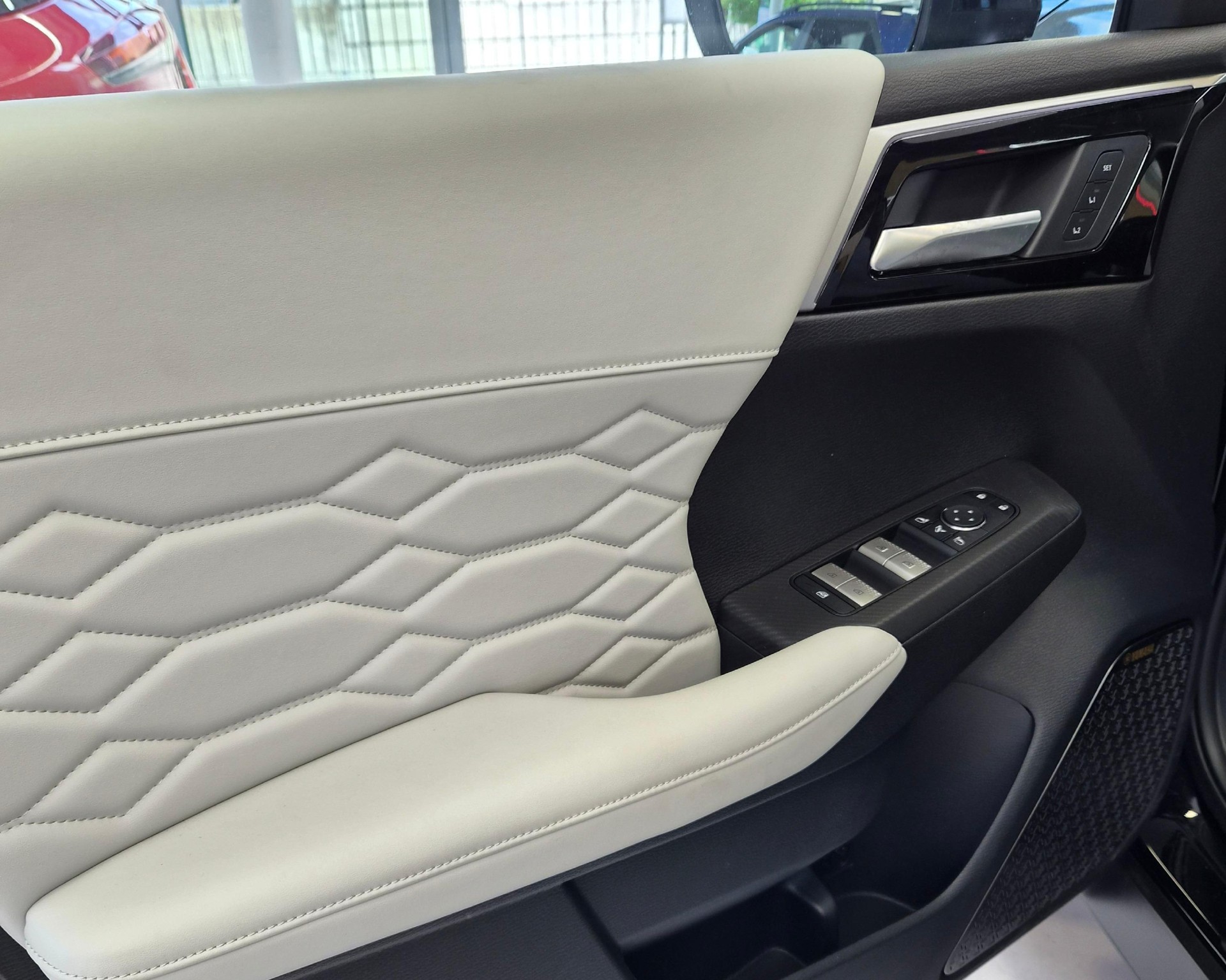MITSUBISHI Outlander 2.4 PHEV Instyle 4x4-image-4