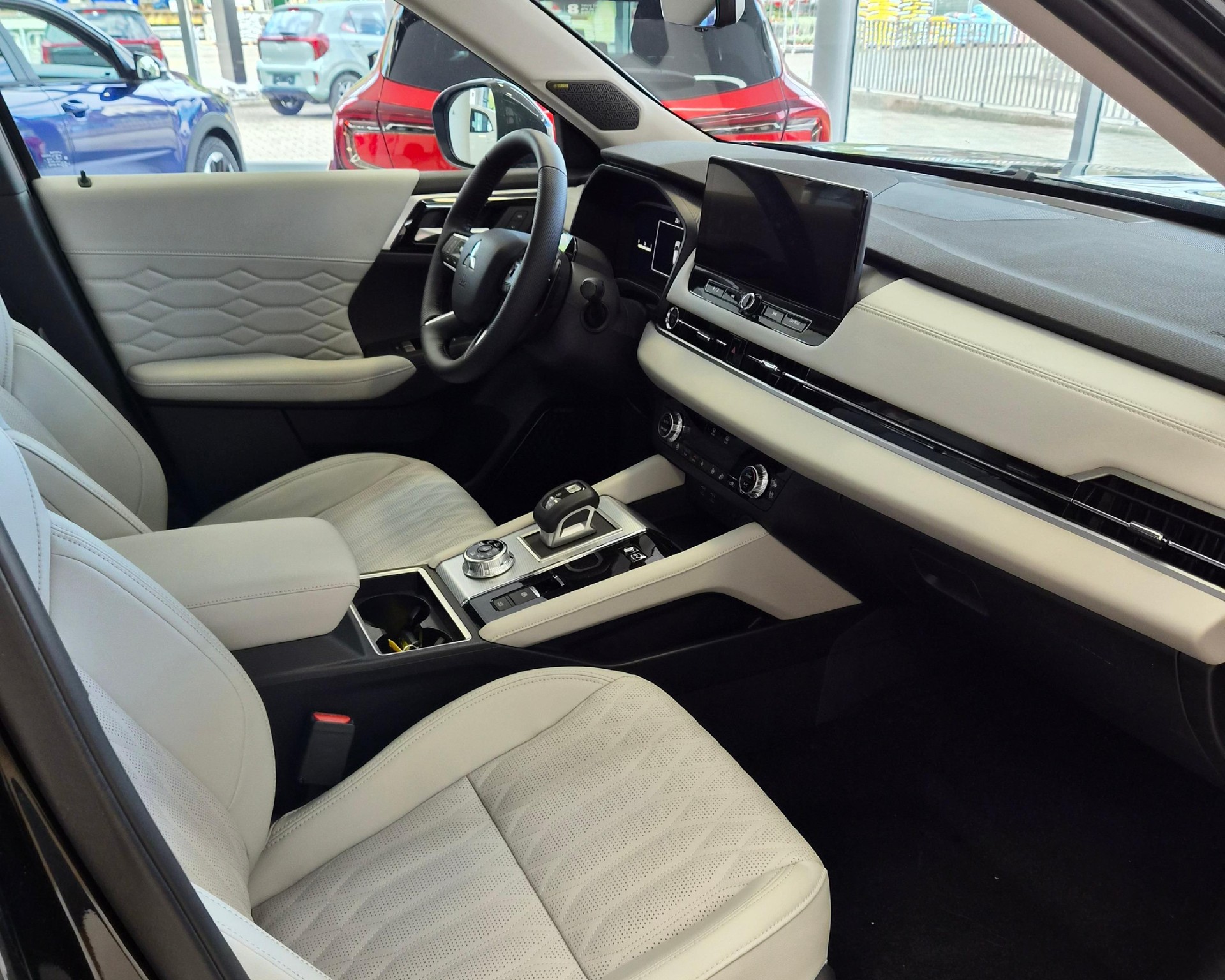 MITSUBISHI Outlander 2.4 PHEV Instyle 4x4-showroom-element-2
