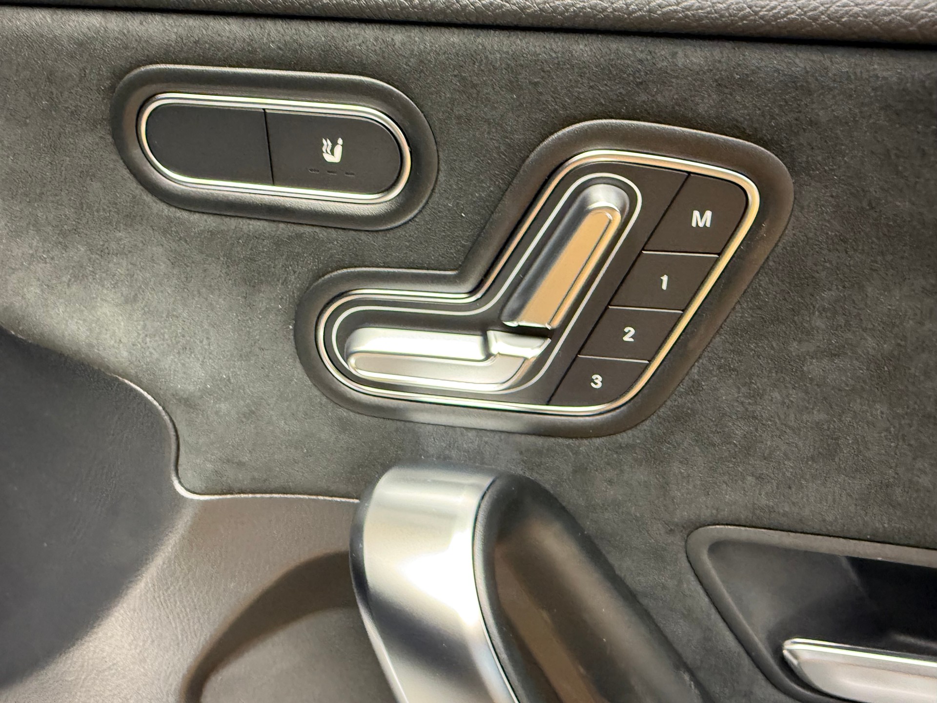 MERCEDES-BENZ A 250 e EQ Star - AMG / DISTRONIC / 360 Grad Kamera-image-9