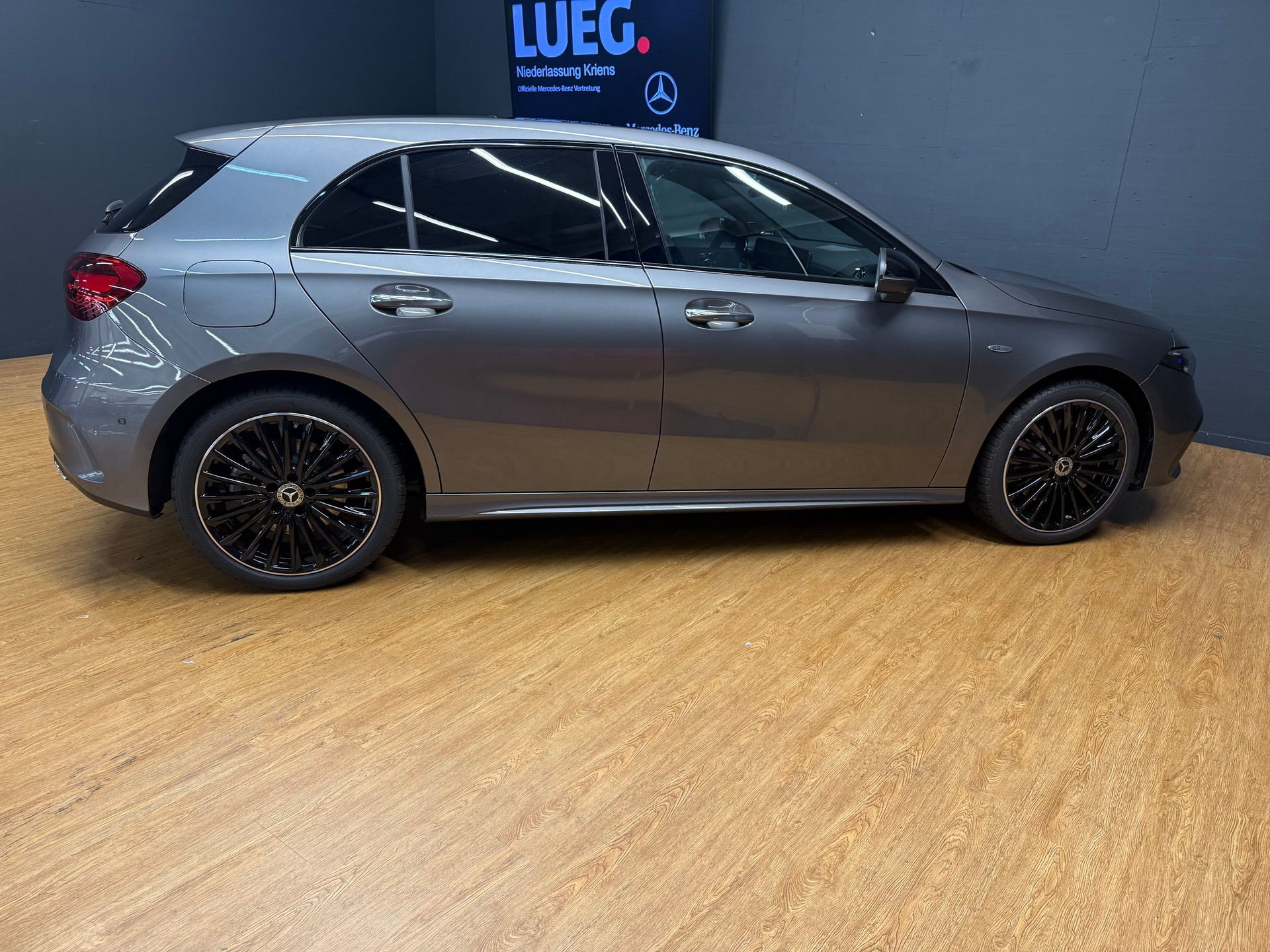 MERCEDES-BENZ A 250 e EQ Star - AMG / DISTRONIC / 360 Grad Kamera-image-5