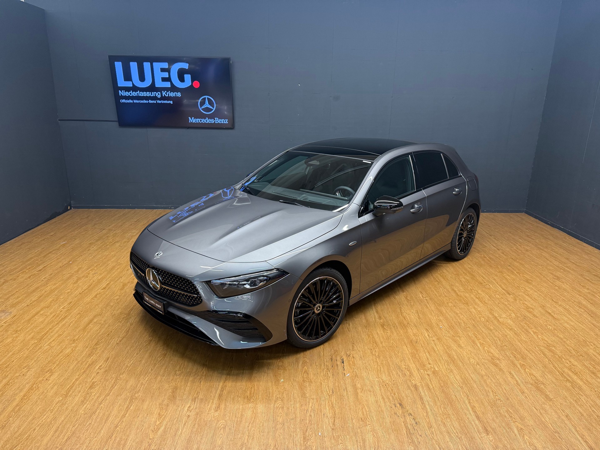MERCEDES-BENZ A 250 e EQ Star - AMG / DISTRONIC / 360 Grad Kamera-image-2