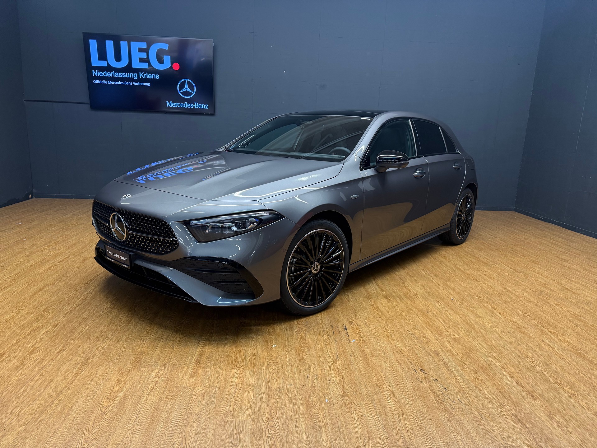 MERCEDES-BENZ A 250 e EQ Star - AMG / DISTRONIC / 360 Grad Kamera-image-0